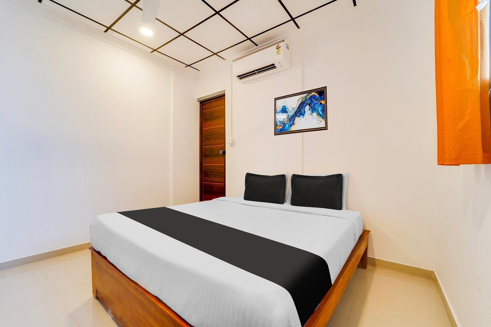 Super Hotel O Vazhakkala is located in Kakkanad, within 21 km of Kochi Biennale and 10 km of Cochin Shipyard. Featuring a shared lounge, the 3-star hotel has air-conditioned rooms with free WiFi, each with a private bathroom. The accommodation provides a shared kitchen, room service and organising tours for guests.

At the hotel, every room is fitted with a desk. All units at Super Hotel O Vazhakkala are equipped with a seating area and a flat-screen TV with satellite channels.

The restaurant at the accommodation serves Indian cuisine.

Laundry facilities, and a business centre are available, as well as a 24-hour front desk.

Jawaharlal Nehru Stadium is 5.2 km from Super Hotel O Vazhakkala, while CUSAT is 5.4 km from the property. Cochin International Airport is 25 km away, and the property offers a paid airport shuttle service.

Unmarried couples are warmly welcome at this property.                 
Guests with local ID proof are warmly welcome.

Early Check-In Policy: A full day’s room rate will be charged for check-ins before 6:00 AM. 
Complimentary early check-in is available between 6:00 AM and 10:00 AM, subject to room availability.
Check-in is only available to guests aged 18 and above. Please provide a government-issued ID to confirm your age.