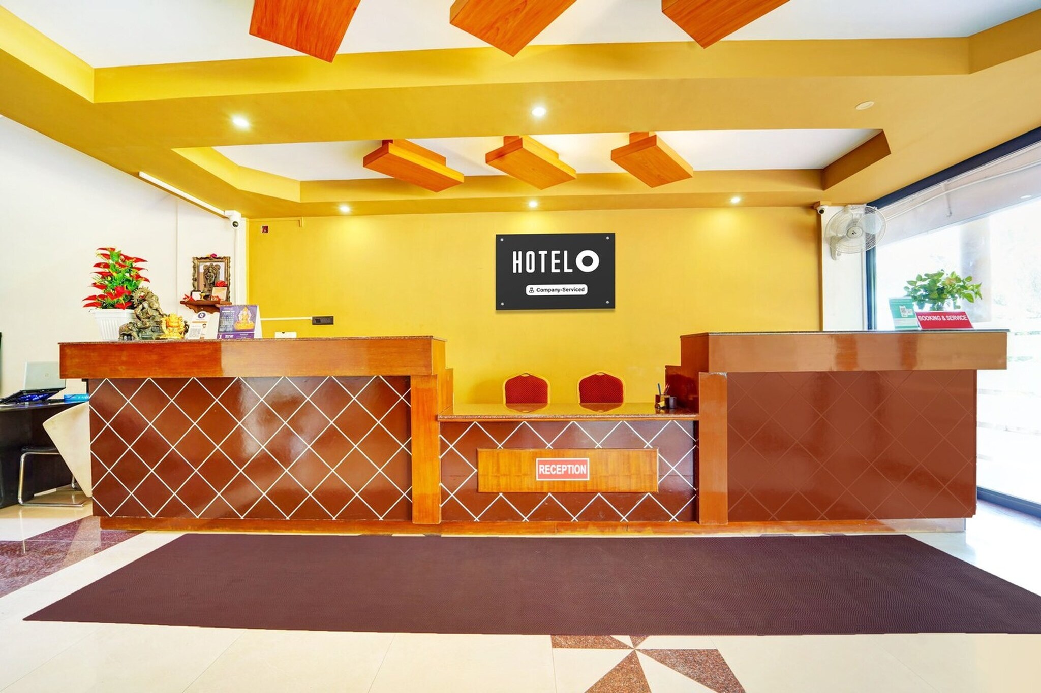 Ground floor: (bedroom(double bed, TV, seating area, air conditioning, Towels incl., telephone), bathroom(bathtub or shower, shower, washbasin, toilet, shampoo, body soap, hot water), Parking)