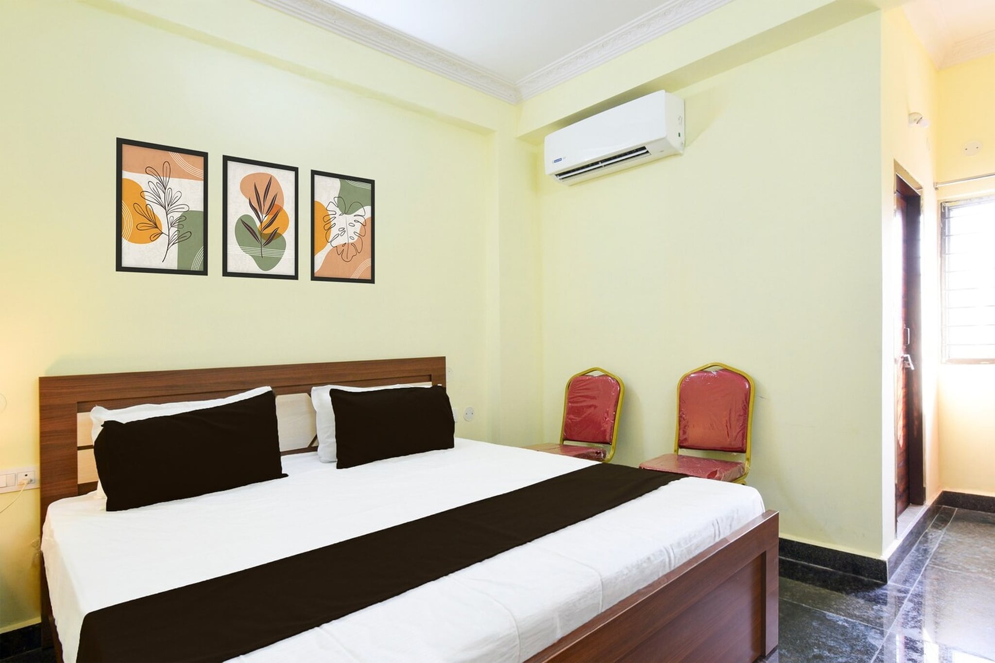 Super Collection O Godavari Kompally is located in Trimulgherry, within 16 km of Snow World and 16 km of Hussain Sagar Lake. Among the facilities at this property are room service and a 24-hour front desk, along with free WiFi throughout the property. The property is non-smoking and is set 15 km from Jalavihar.

At the hotel all rooms are fitted with air conditioning and a TV.

AP State Archaeology Museum is 16 km from Super Collection O Godavari Kompally, while Ravindra Bharathi is 16 km away. Rajiv Gandhi International Airport is 38 km from the property.

Unmarried couples are warmly welcome at this property.
                 
Guests with local ID proof are warmly welcome.
Early Check-In Policy: A full dayâ€™s room rate will be charged for check-ins before 6:00 AM. 
Complimentary early check-in is available between 6:00 AM and 10:00 AM, subject to room availability.
Check-in is only available to guests aged 18 and above. Please provide a government-issued ID to confirmÂ yourÂ age.