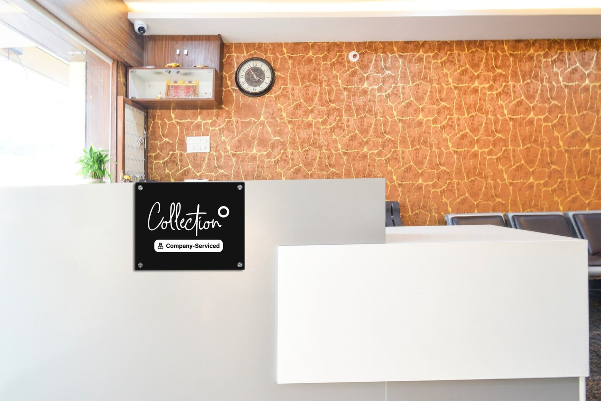 Ground floor: (bedroom(double bed, TV, seating area, air conditioning, Towels incl., telephone), bathroom(bathtub or shower, shower, washbasin, toilet, shampoo, body soap, hot water), Parking, lift)