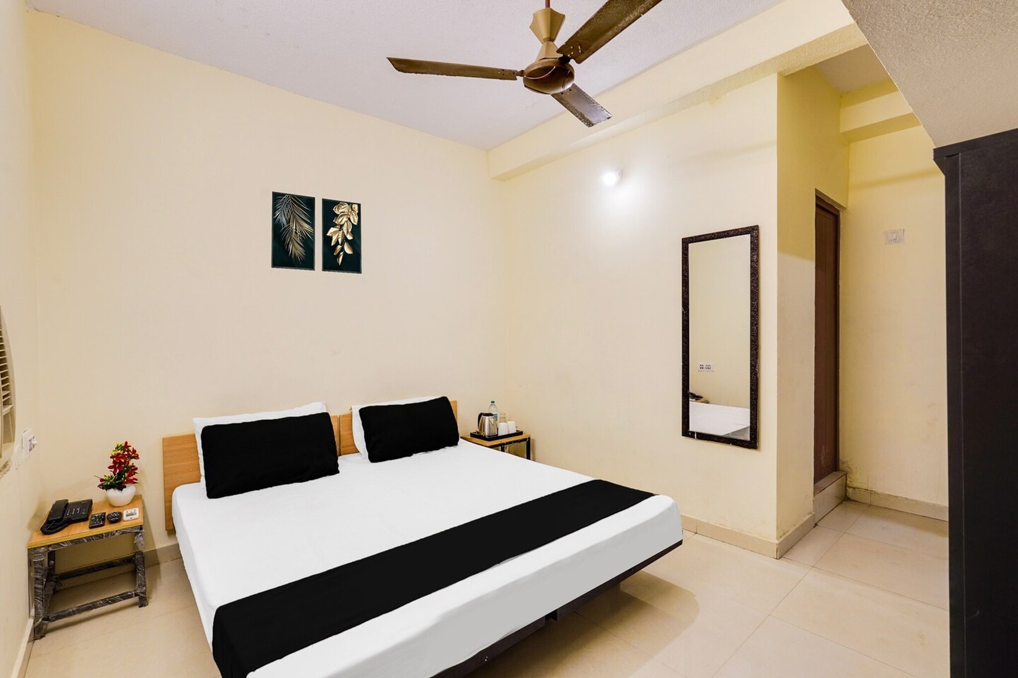 Ground floor: (bedroom(double bed, TV, seating area, air conditioning, Towels incl., telephone), bathroom(bathtub or shower, shower, washbasin, toilet, shampoo, body soap, hot water), Parking)