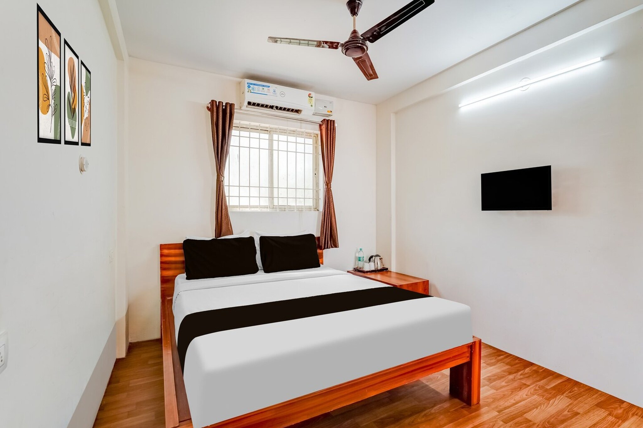 Ground floor: (bedroom(double bed, TV, seating area, air conditioning, Towels incl., telephone), bathroom(bathtub or shower, shower, washbasin, toilet, shampoo, body soap, hot water), Parking)