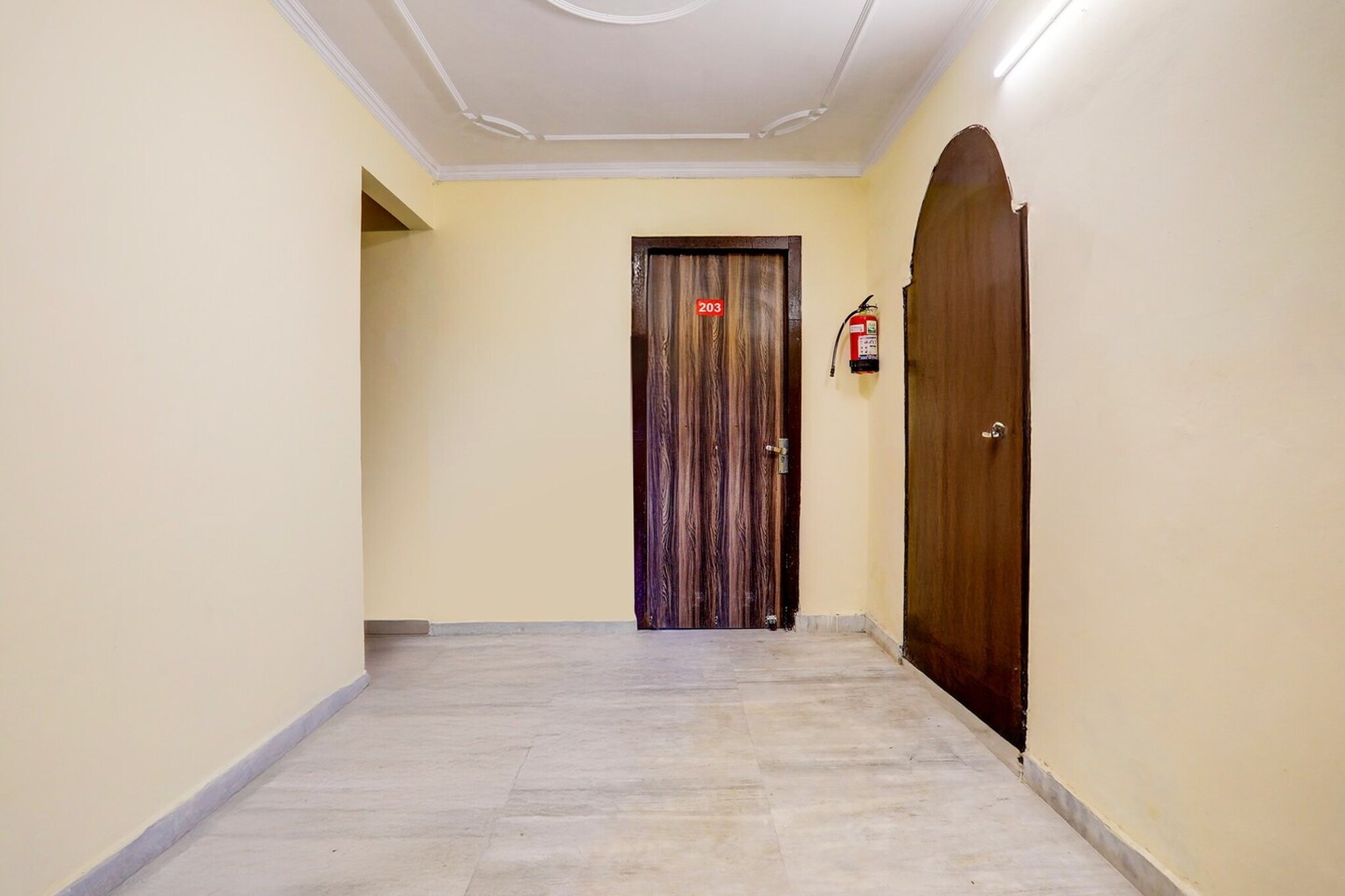 Ground floor: (bedroom(double bed, TV, seating area, air conditioning, Towels incl., telephone), bathroom(bathtub or shower, shower, washbasin, toilet, shampoo, body soap, hot water), Parking)