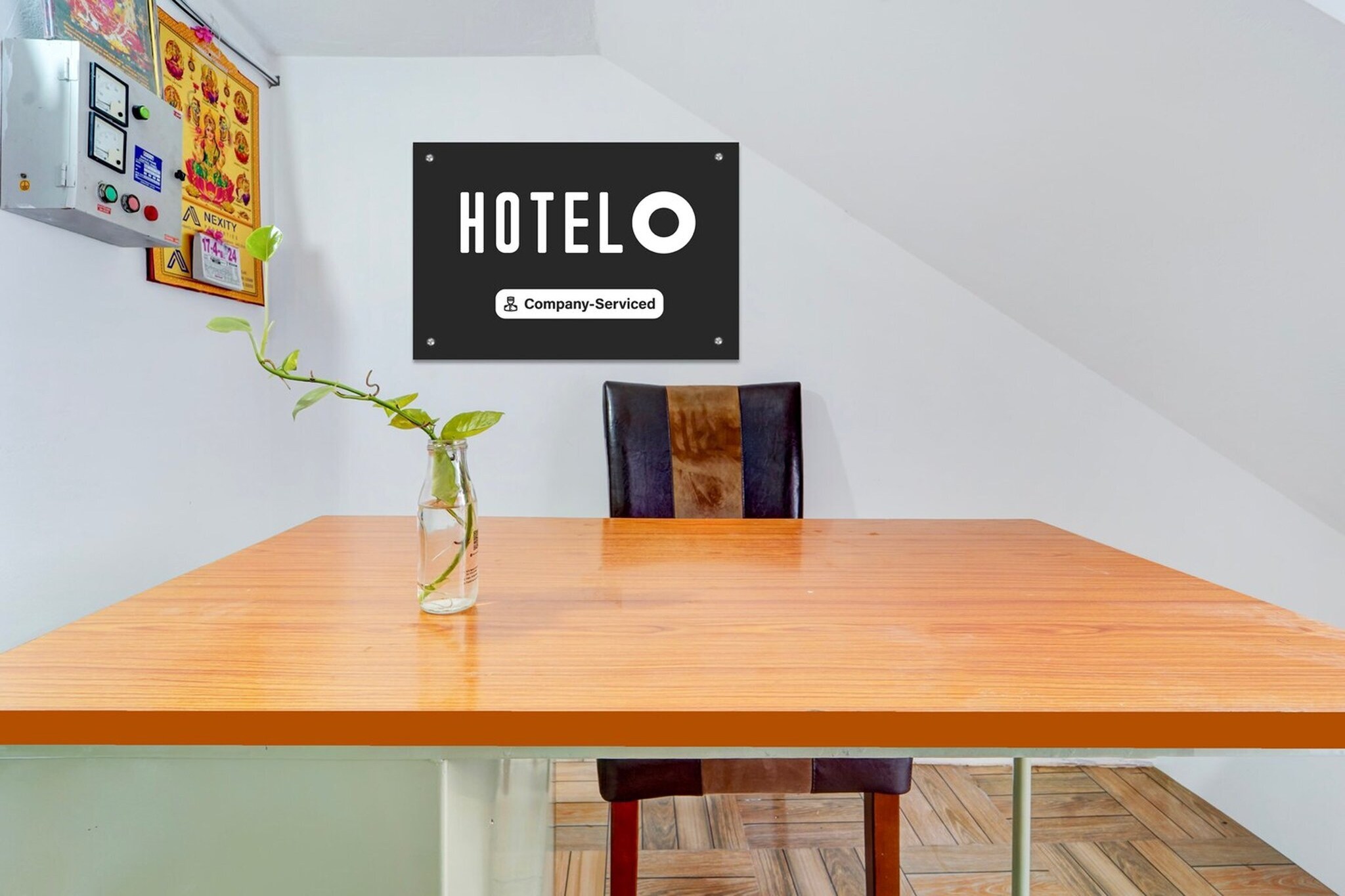Ground floor: (bedroom(double bed, TV, seating area, air conditioning, Towels incl., telephone), bathroom(bathtub or shower, shower, washbasin, toilet, shampoo, body soap, hot water), Parking)