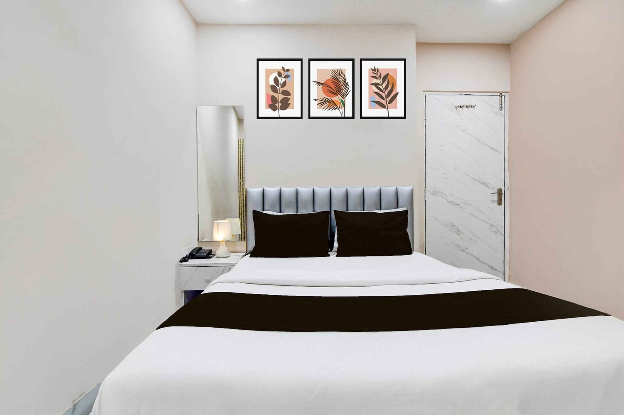Ground floor: (bedroom(double bed, TV, seating area, air conditioning, Towels incl., telephone), bathroom(bathtub or shower, shower, washbasin, toilet, shampoo, body soap, hot water), Parking, lift)