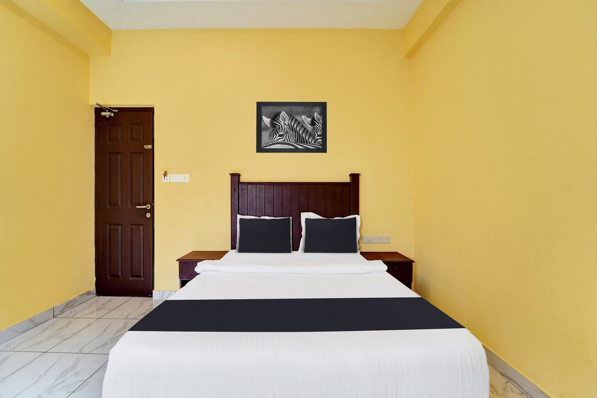 Ground floor: (bedroom(double bed, TV, seating area, air conditioning, Towels incl., telephone), bathroom(bathtub or shower, shower, washbasin, toilet, shampoo, body soap, hot water), Parking)