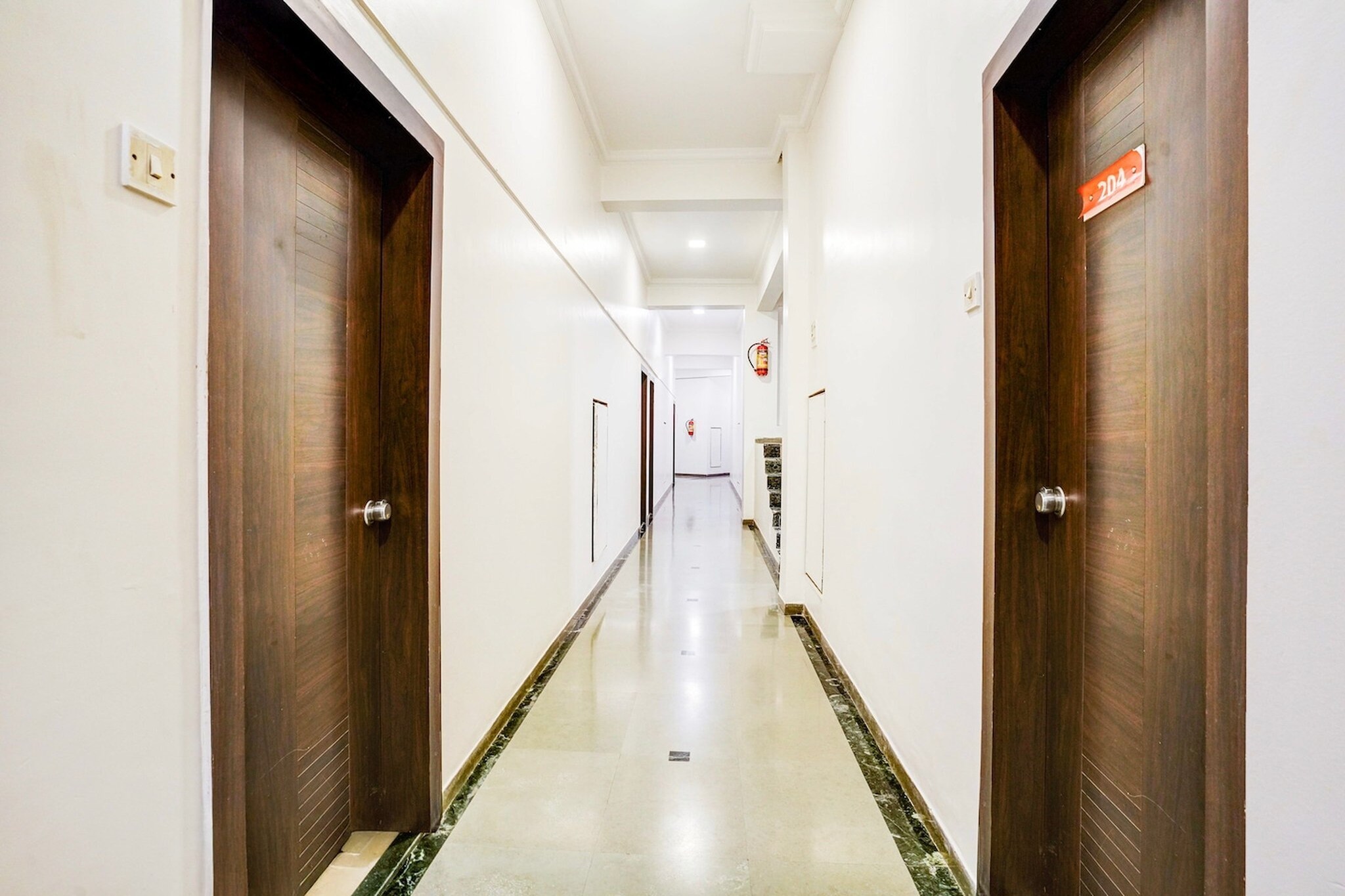 Ground floor: (bedroom(double bed, TV, seating area, air conditioning, Towels incl., telephone), bathroom(bathtub or shower, shower, washbasin, toilet, shampoo, body soap, hot water), Parking, fitness equipment, lift)