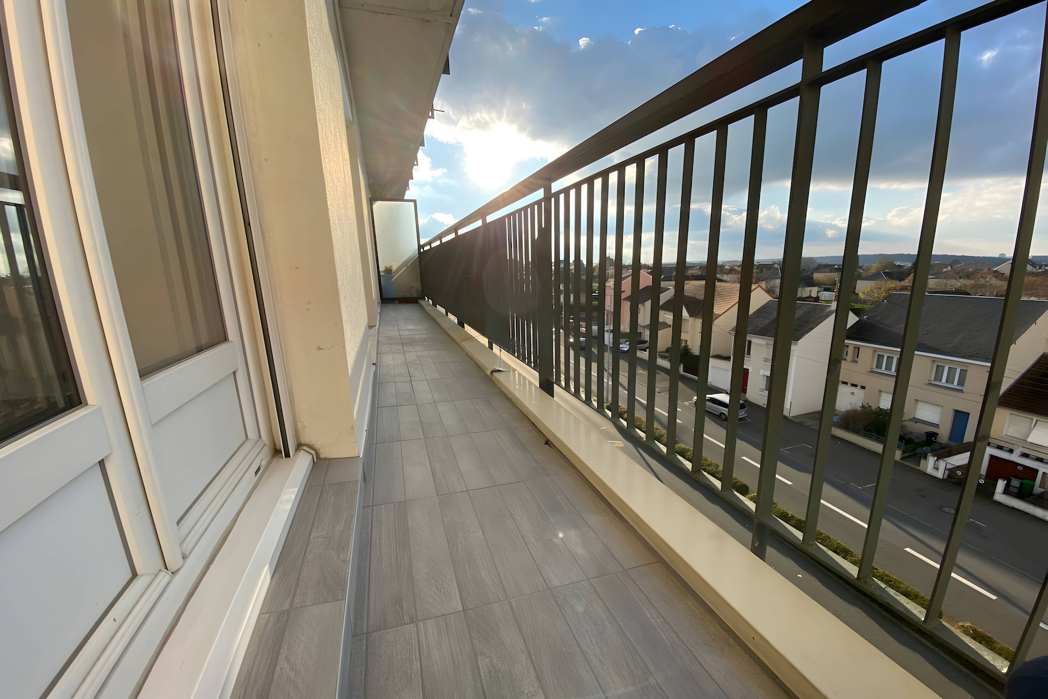Le Podium - 9pers - Circuit Bugatti - Rêve au Mans-Terrasbalkon