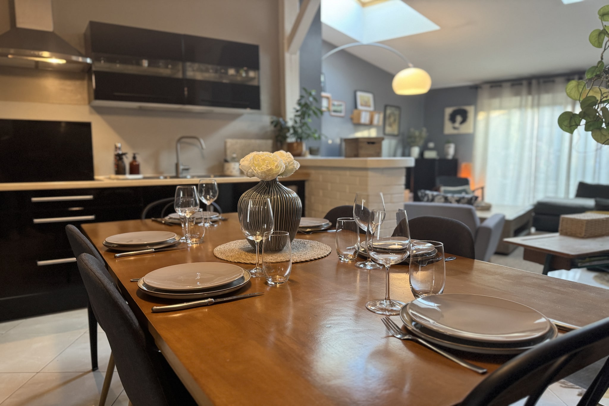 The Light Downtown - 9 pers - 24h du Mans-Eetkamer