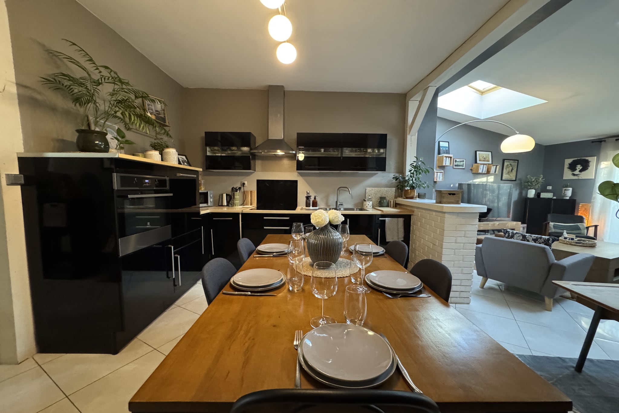 The Light Downtown - 9 pers - 24h du Mans-Eetkamer