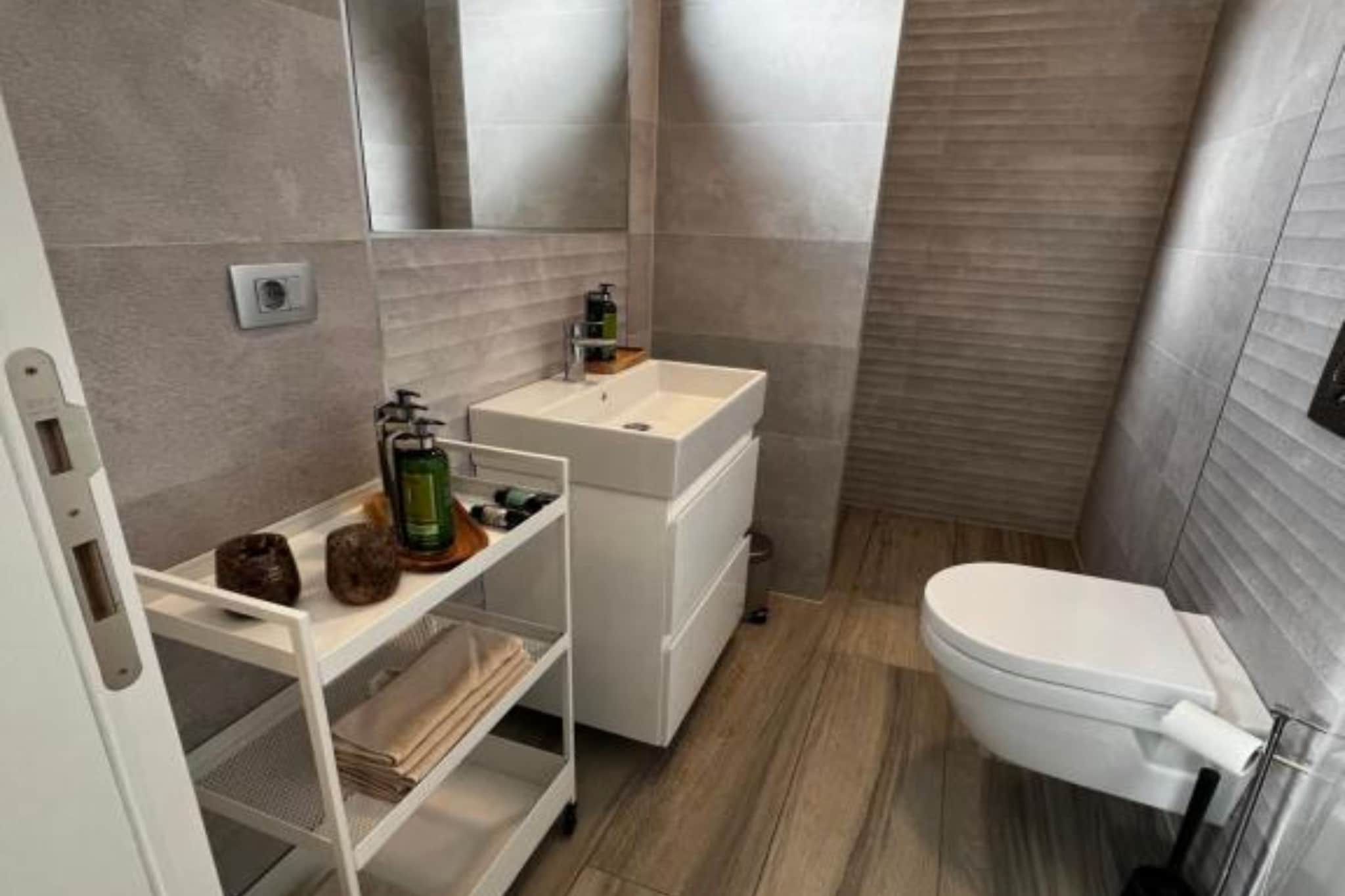 LuxArt City Spa Gallery Residence Krk- Duplex Apartment-Salle de bain