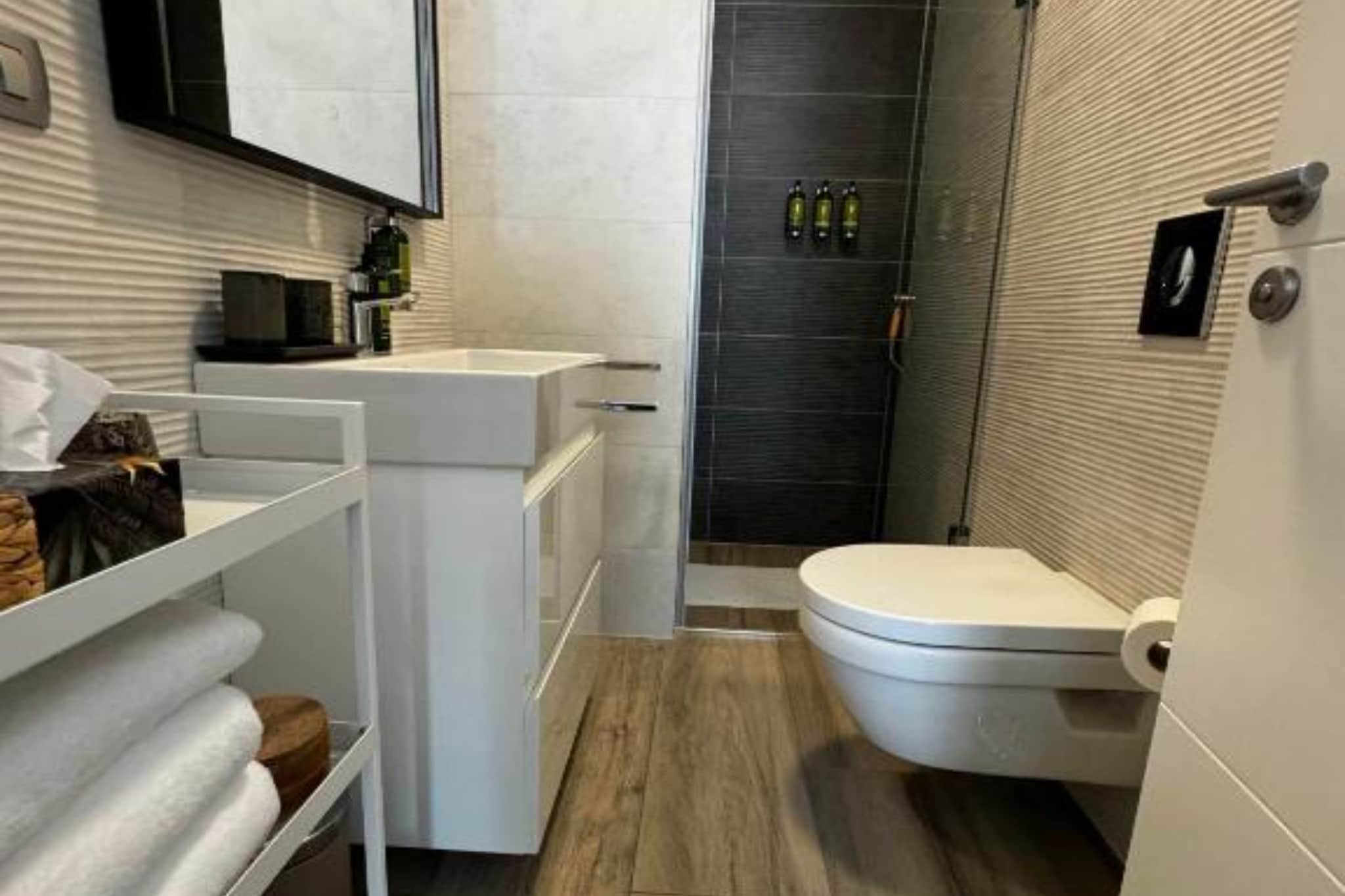 LuxArt City Spa Gallery Residence Krk- Duplex Apartment-Salle de bain