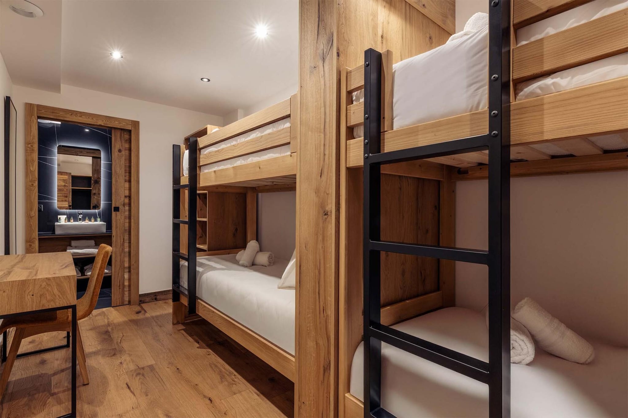 Apartment No 1 4-room duplex  2 cabins-Slaapkamer