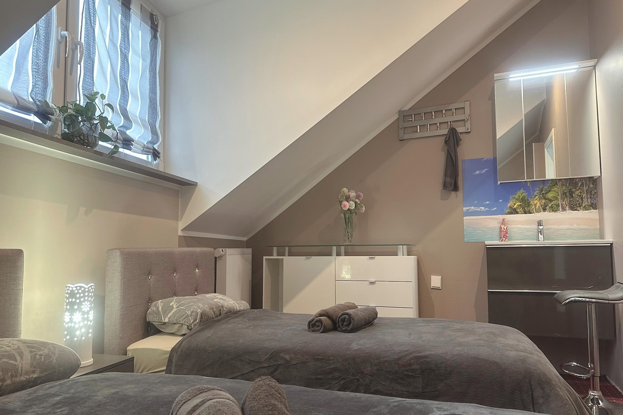 F002 Apartment mit Schlafzimmer DG-Bedroom