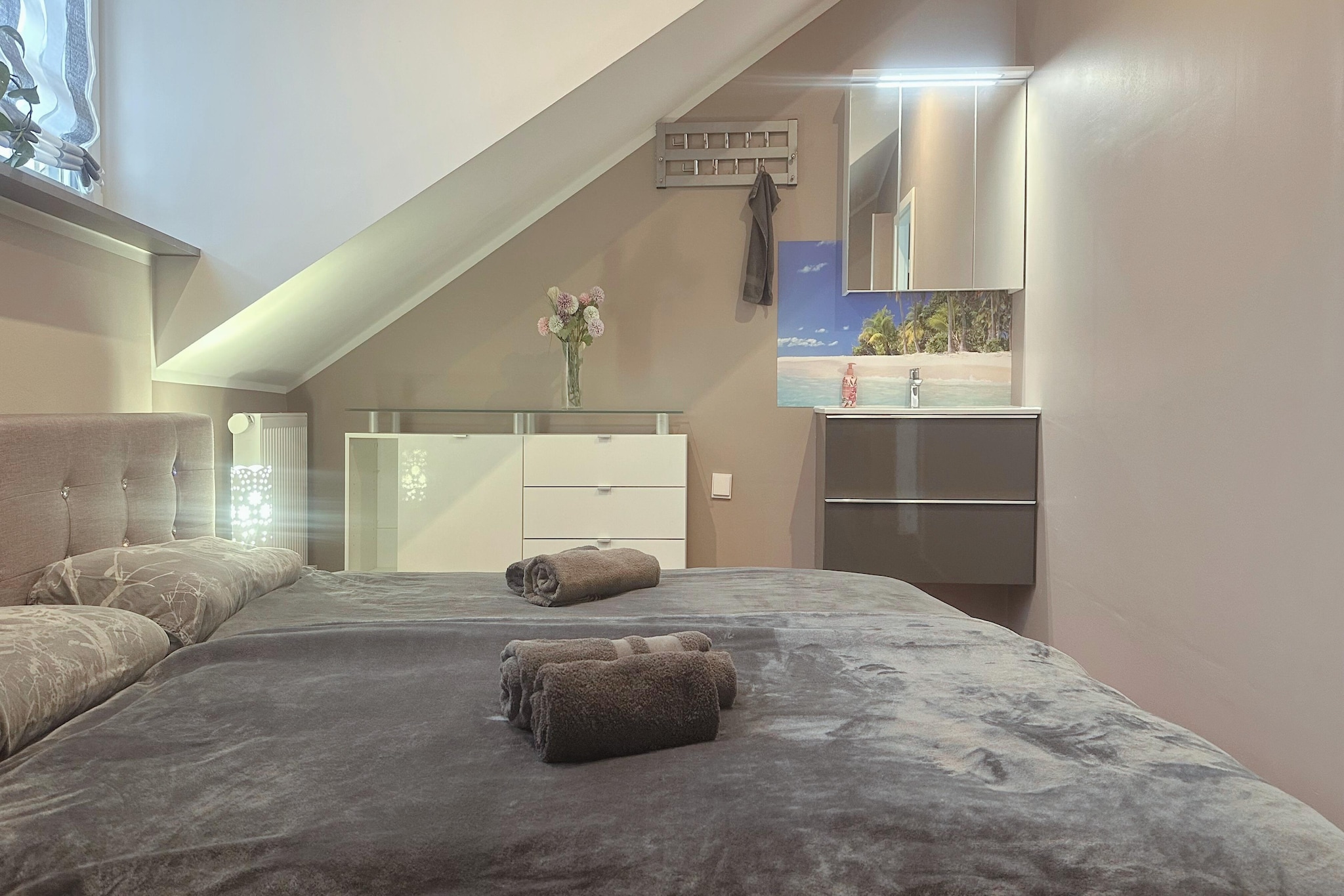 F002 Apartment mit Schlafzimmer DG-Bedroom