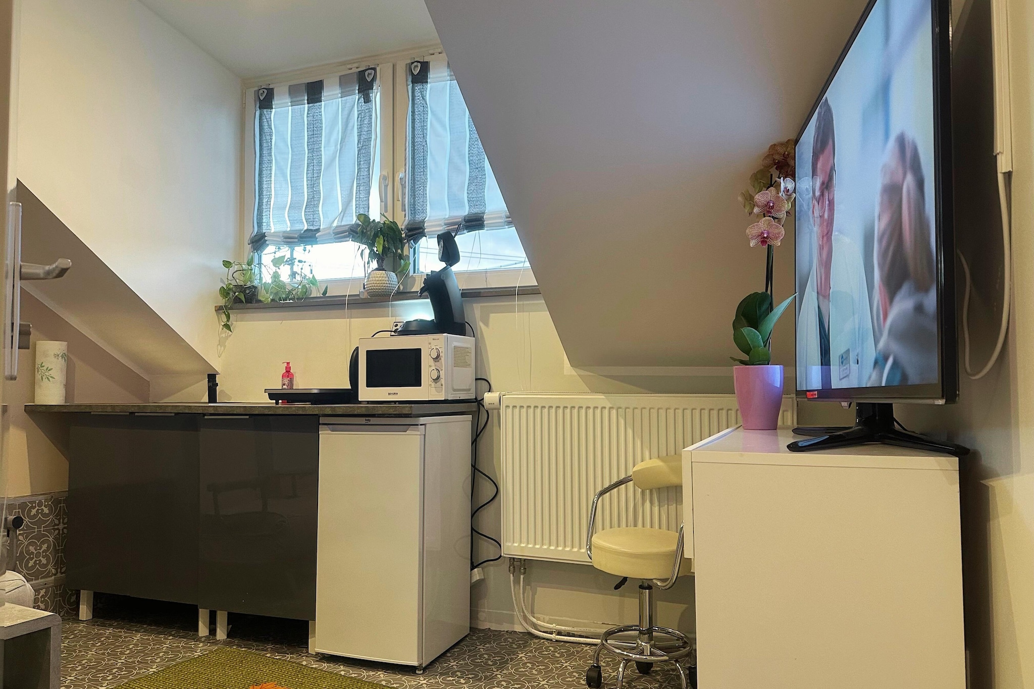 F002 Apartment mit Schlafzimmer DG-Kitchen
