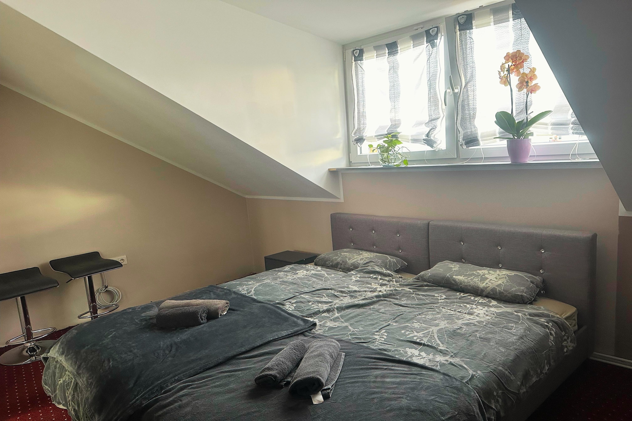F002 Apartment mit Schlafzimmer DG-Bedroom