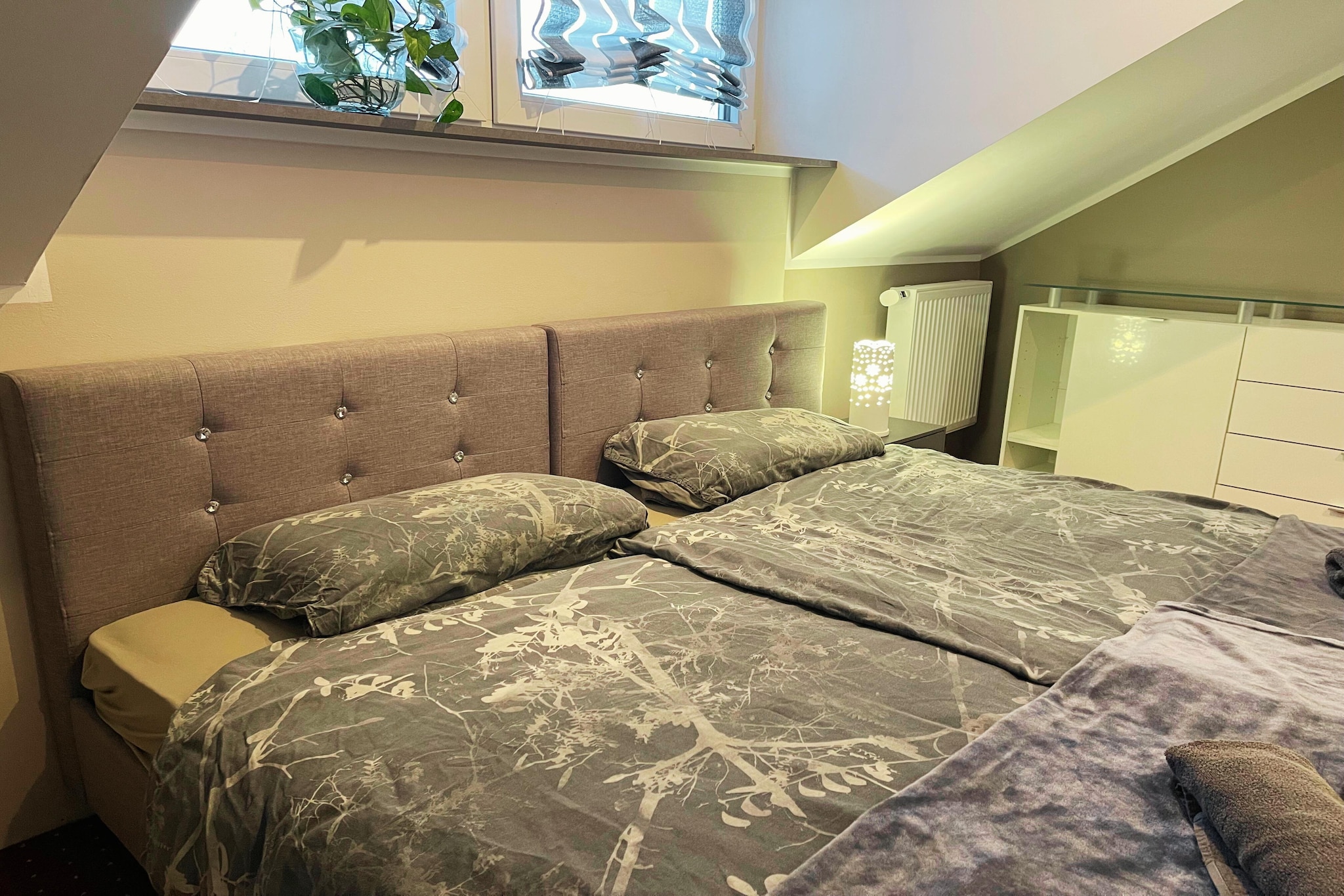 F002 Apartment mit Schlafzimmer DG-Bedroom