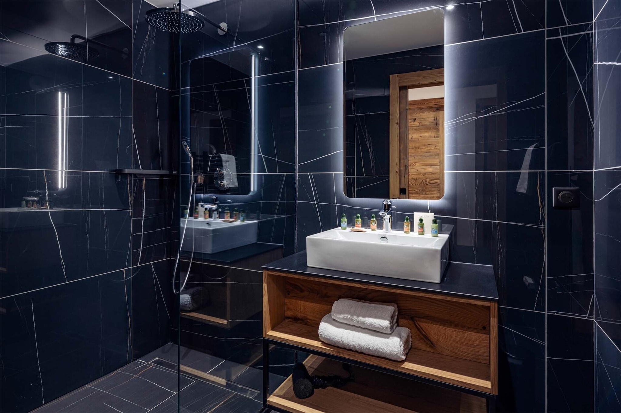 Apartment No 6 7-room duplex-Badkamer