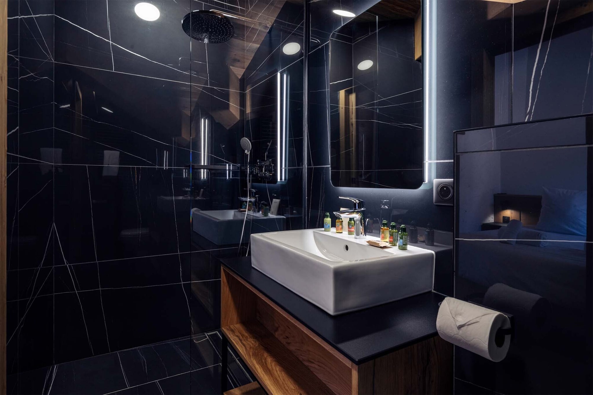 Apartment No 6 7-room duplex-Badkamer