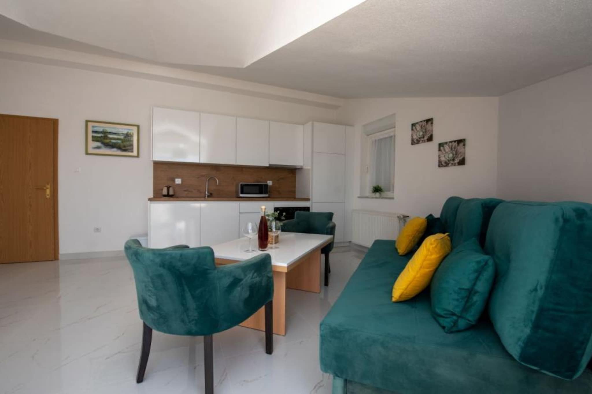 Villa Tomi- Classic Double Room With Sea View (9)-Wohnzimmer