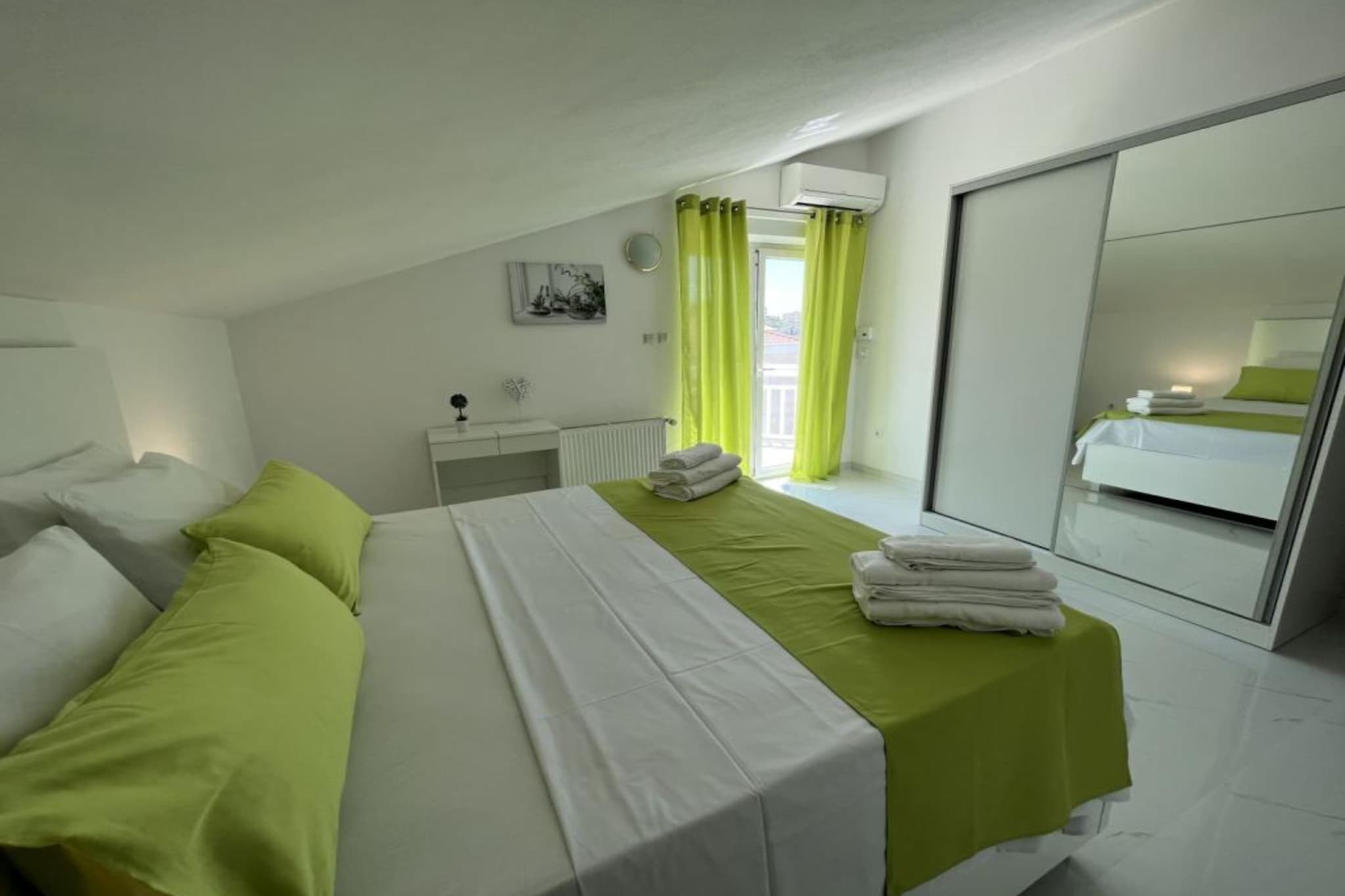 Villa Tomi- Classic Double Room With Sea View (9)-Schlafzimmer