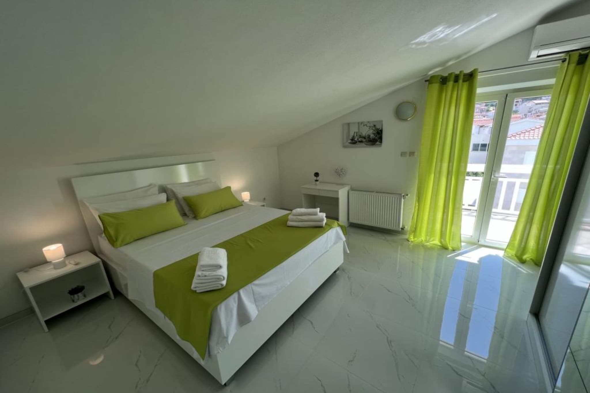 Villa Tomi- Classic Double Room With Sea View (9)-Schlafzimmer