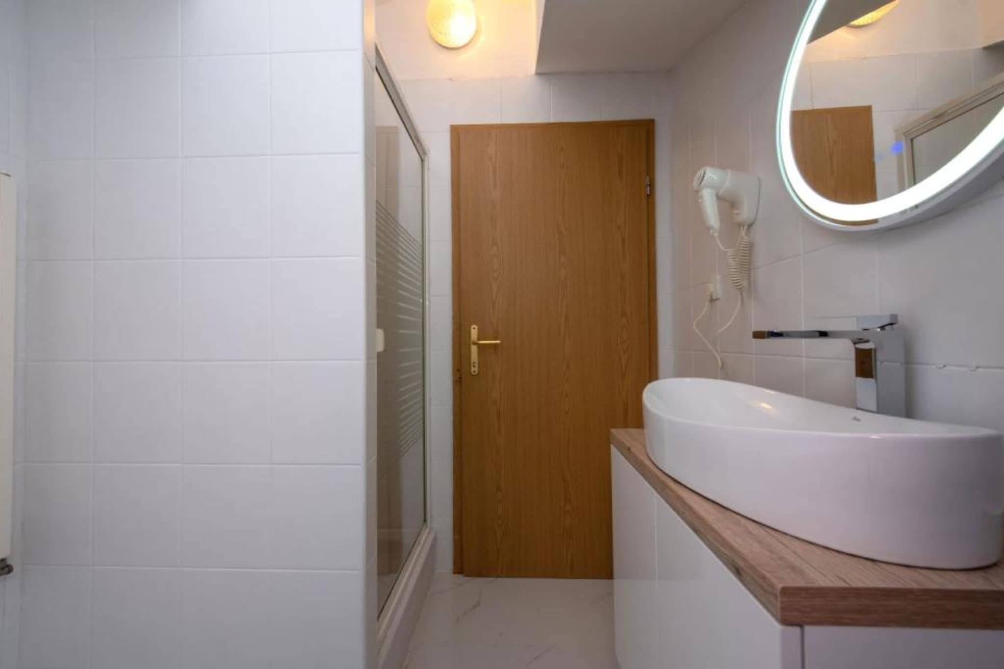 Villa Tomi- Classic Double Room With Sea View (9)-Badezimmer