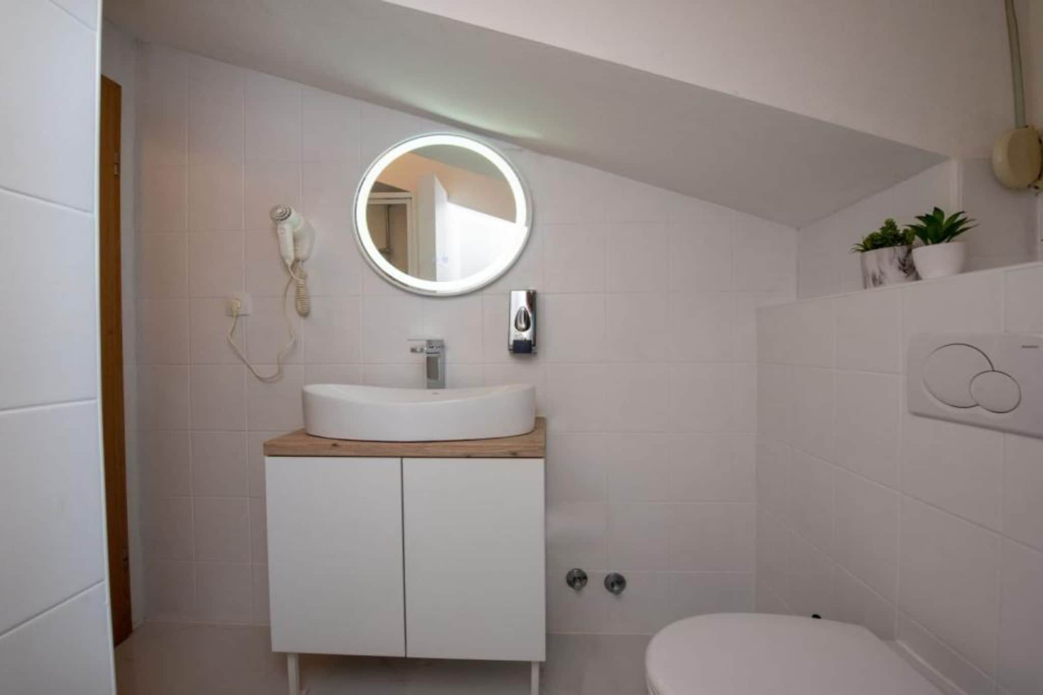 Villa Tomi- Classic Double Room With Sea View (9)-Badezimmer