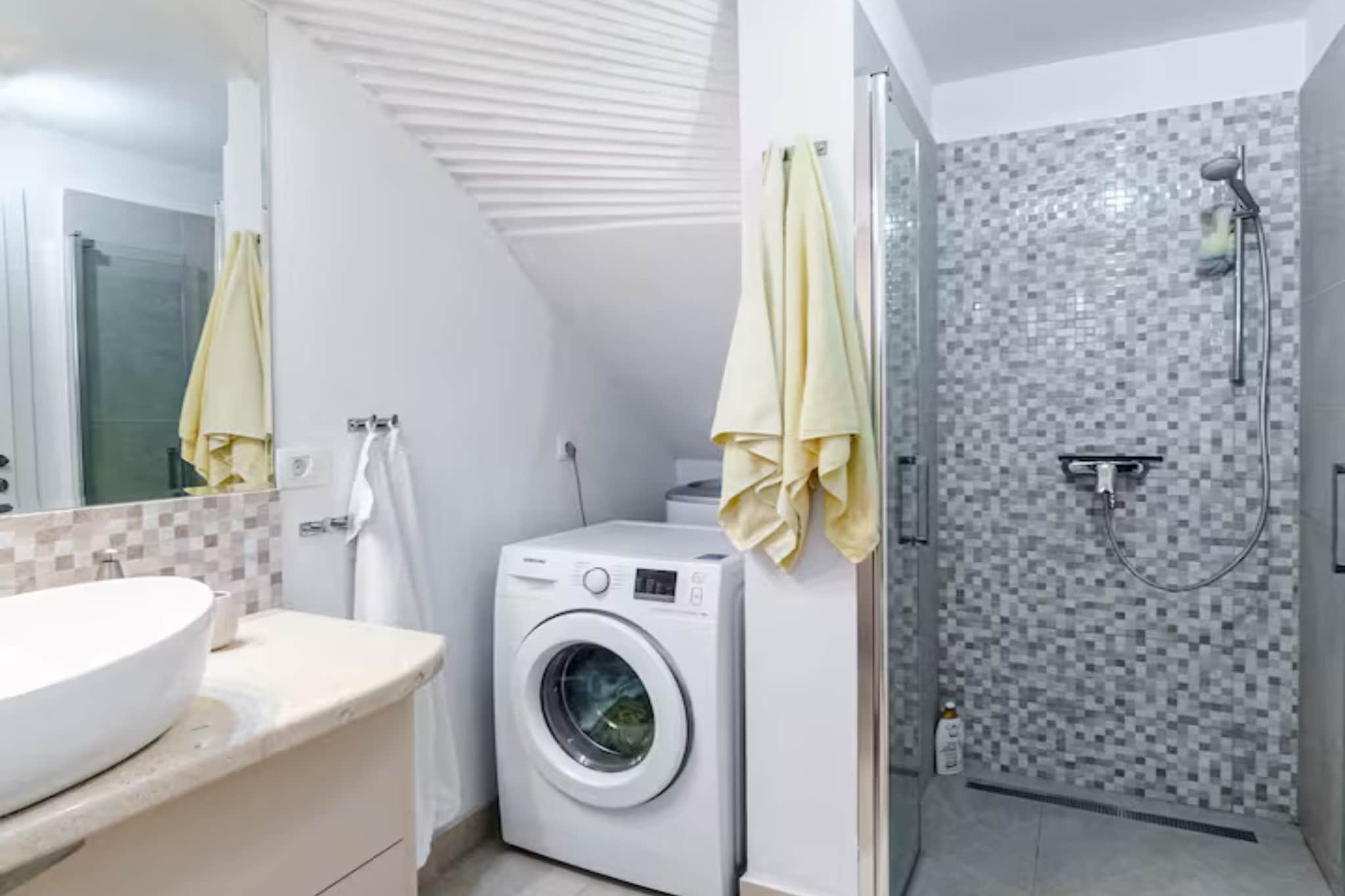 Holiday home House of the Sun - Three Bedroom Holiday Home with Pool-Badezimmer