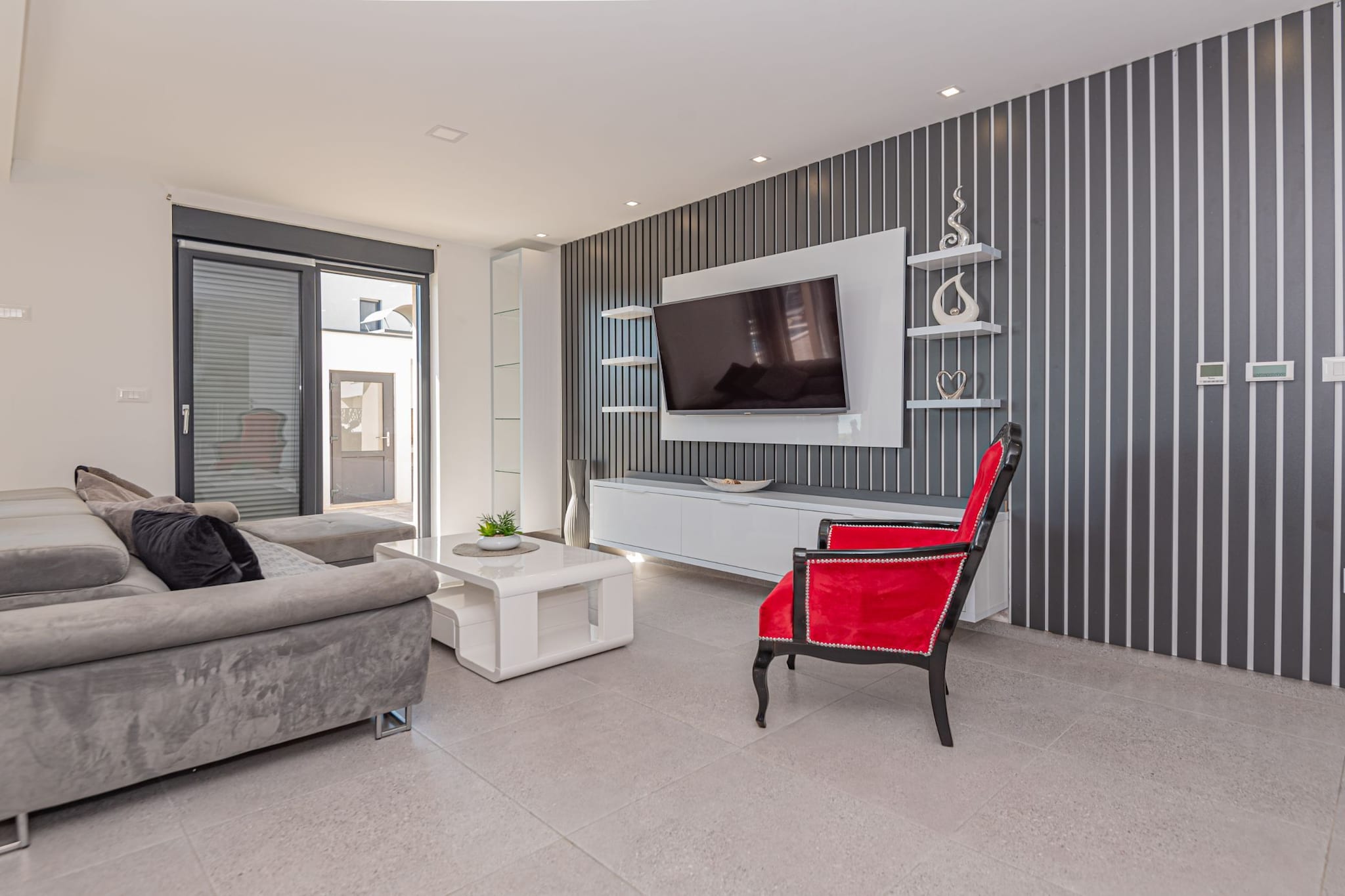 Four-Bedroom Villa With Pool-Salon