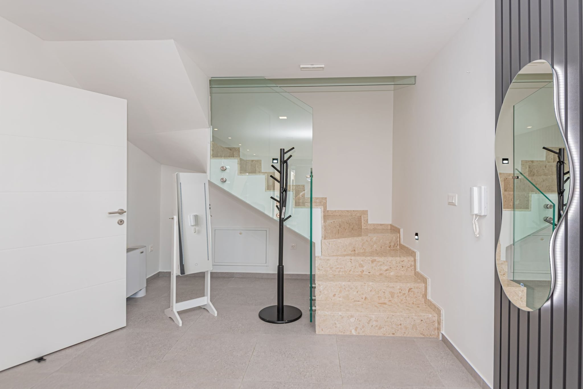 Four-Bedroom Villa With Pool-Escalier