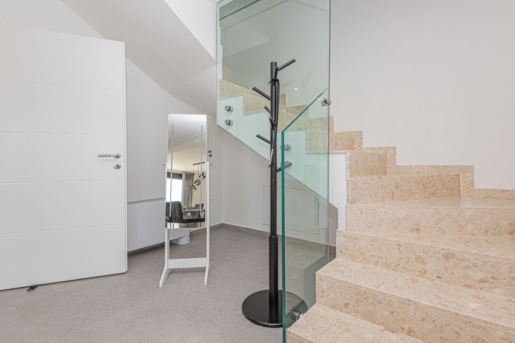 Four-Bedroom Villa With Pool-Escalier