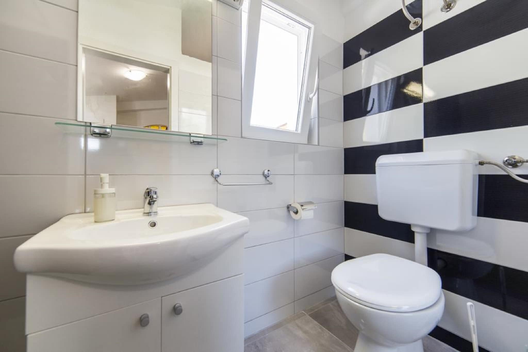 Studio Apartment With Balcony (A1)-Badkamer