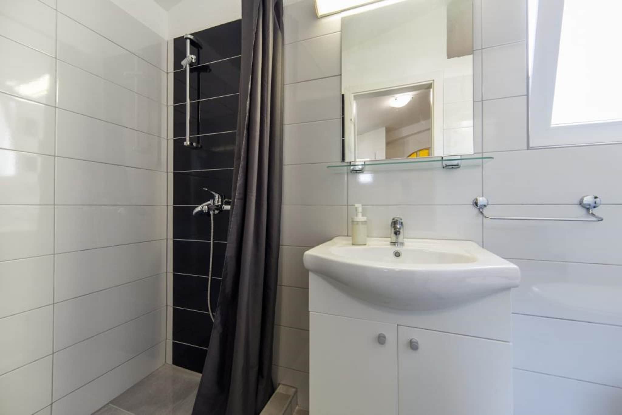 Studio Apartment With Balcony (A1)-Badkamer