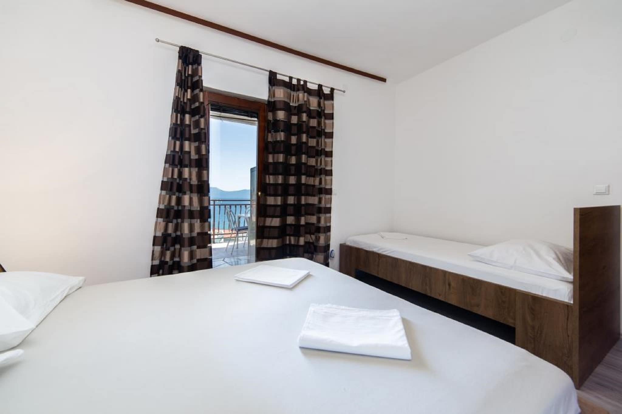 Two Bedroom Apartment With Balcony (A2)-Slaapkamer