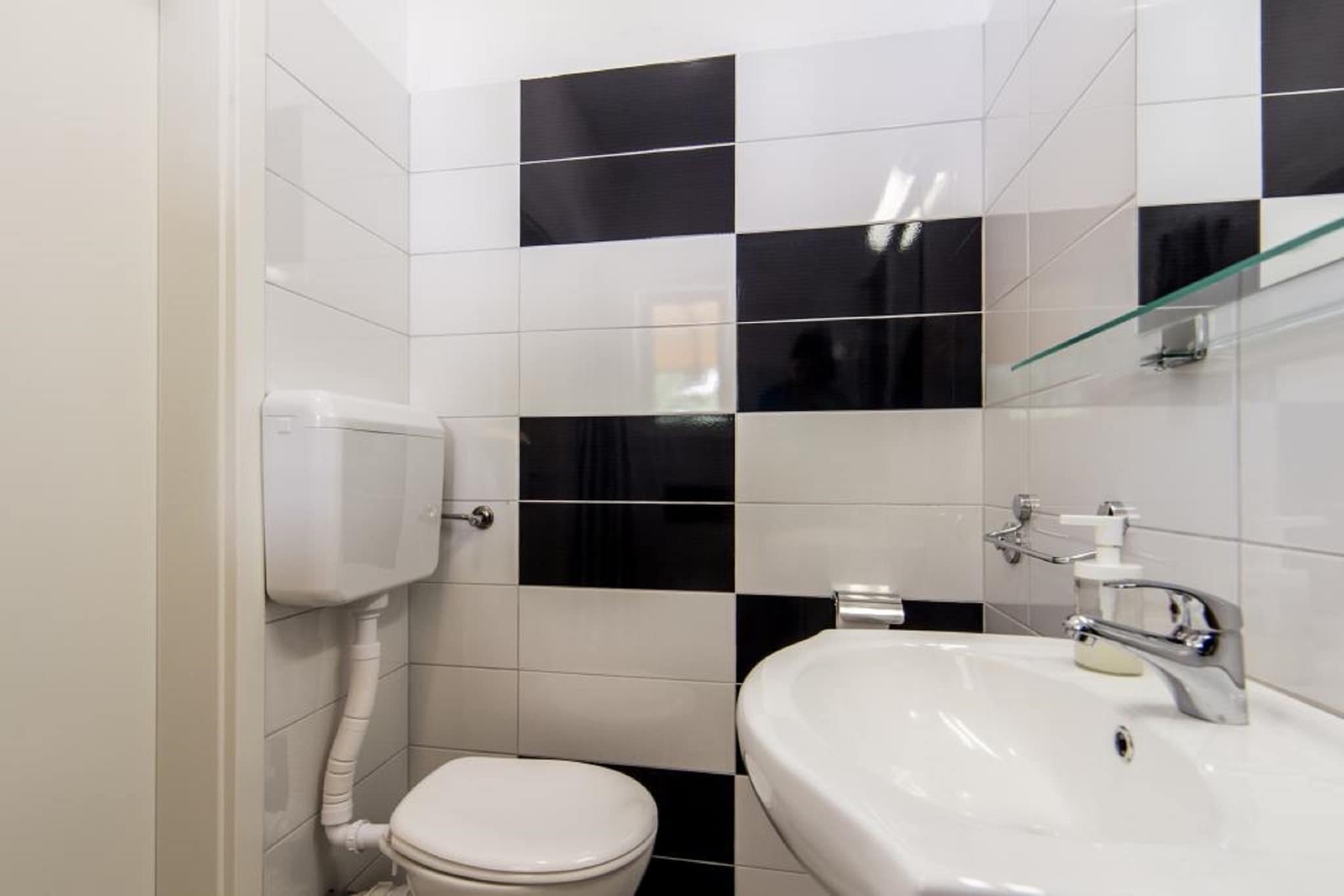Two Bedroom Apartment With Balcony (A2)-Badkamer