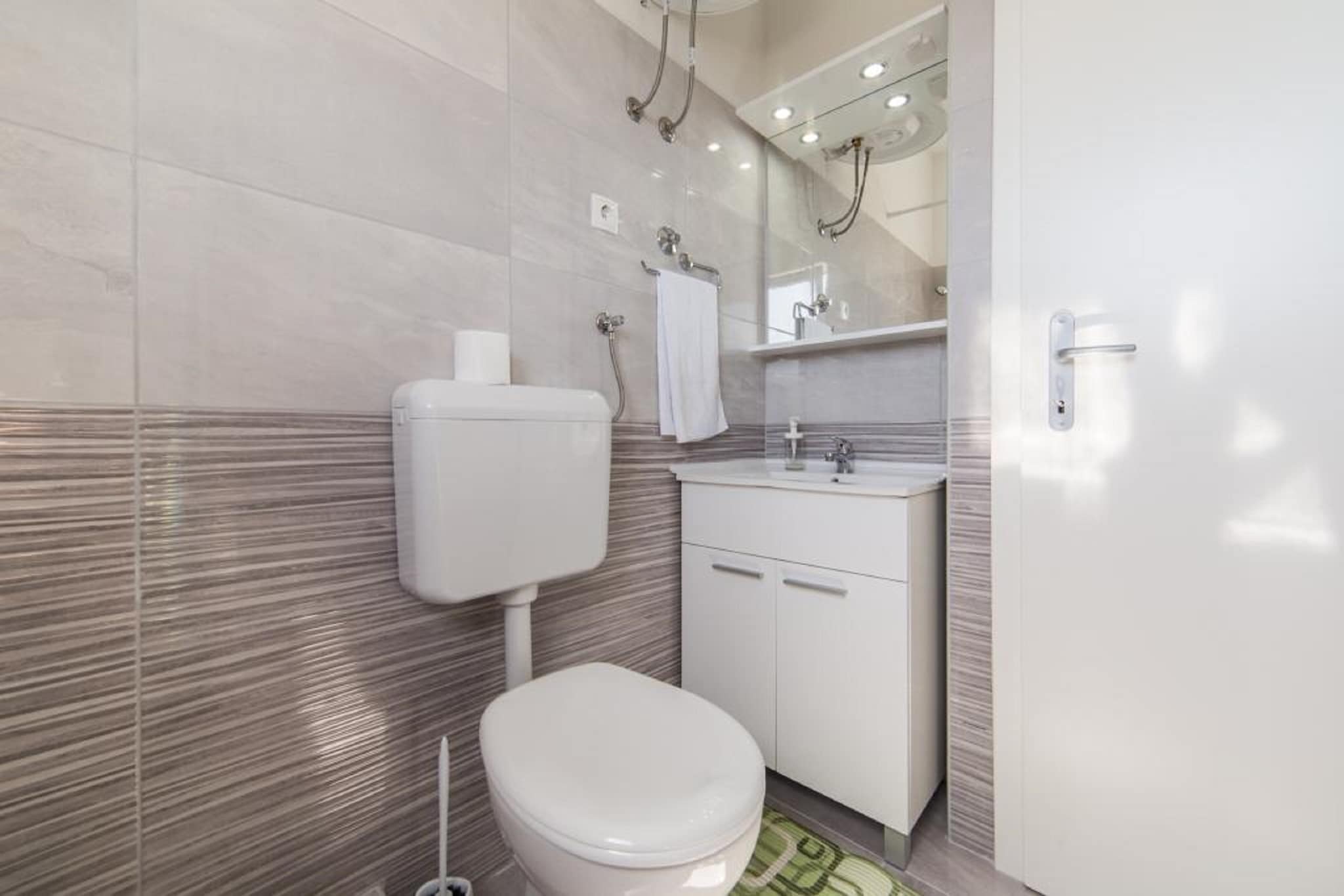 One Bedroom Apartment With Balcony (A3)-Badkamer