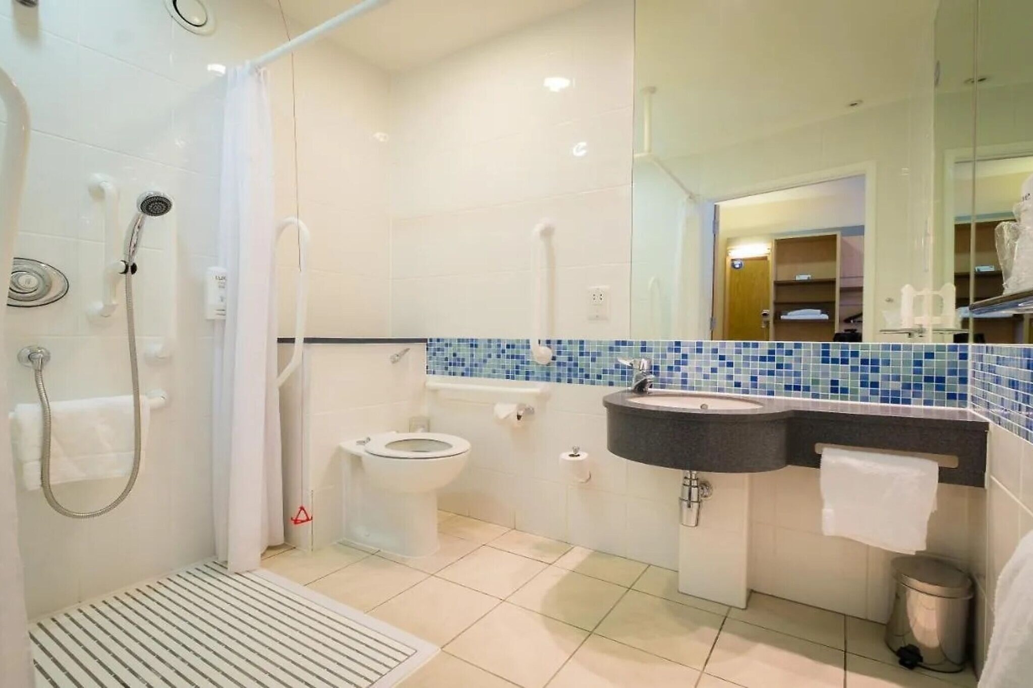 IHG  Standard family of 3-Salle de bain