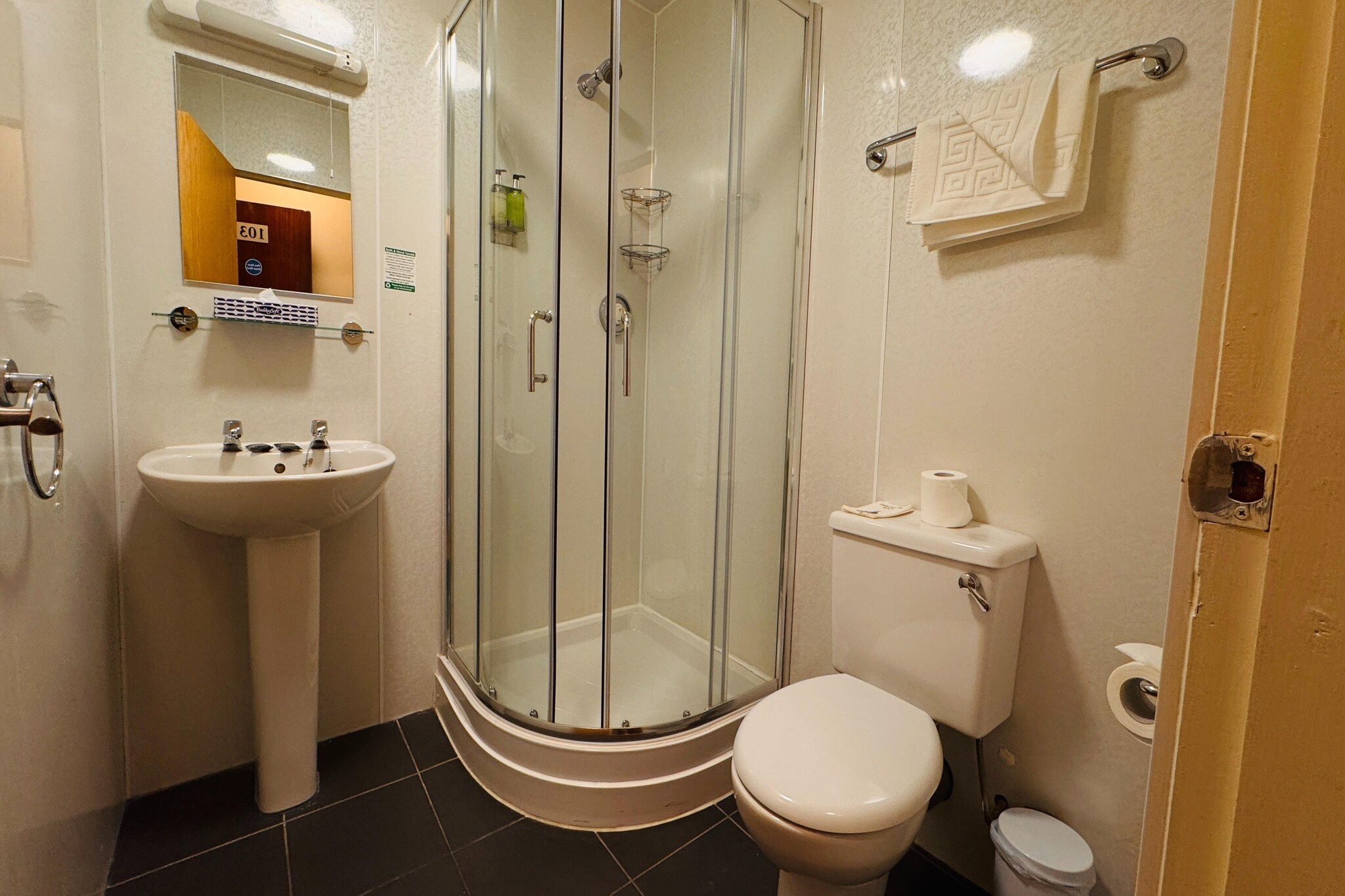 IHG  Standard family of 3-Salle de bain