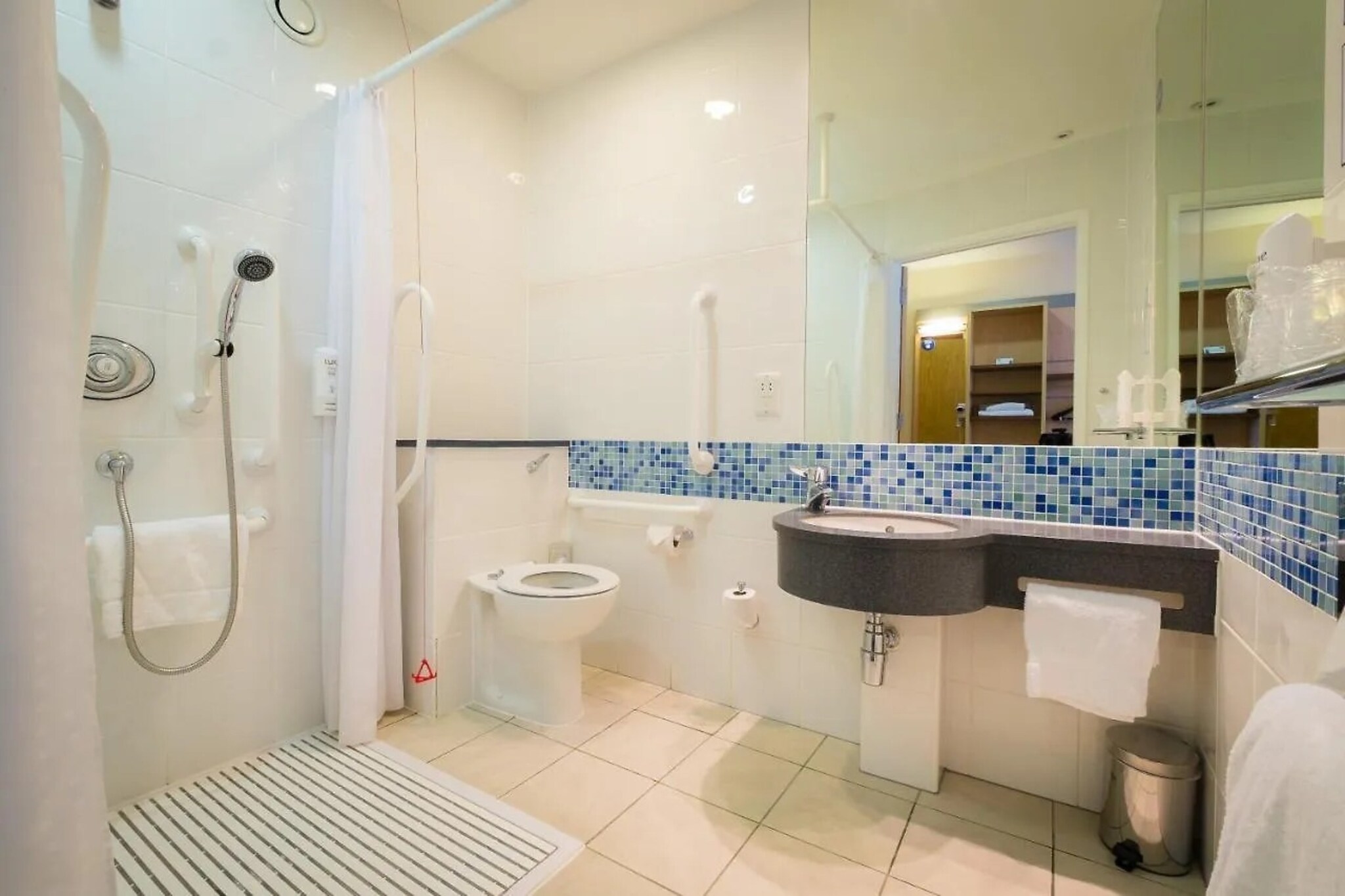 IHG  Standard family of 3-Salle de bain