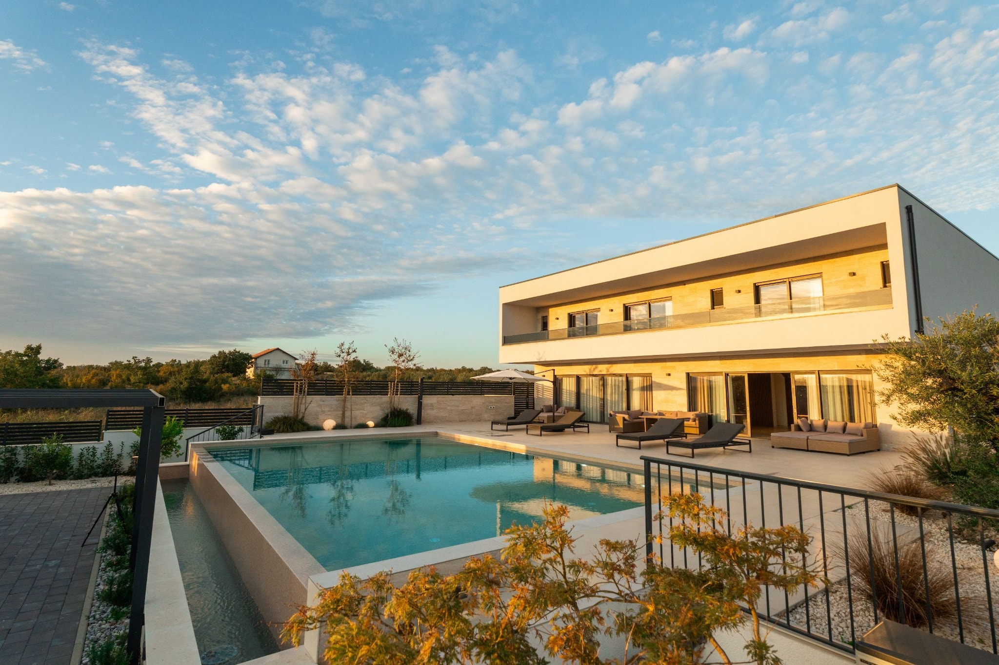Villa Freedom - Five Bedroom House with Balcony-Im Freien