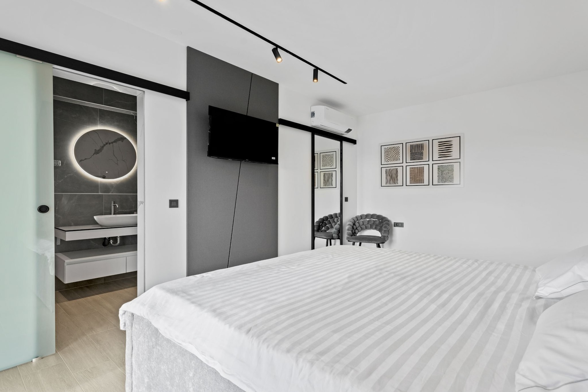 Villa Freedom - Five Bedroom House with Balcony-Schlafzimmer