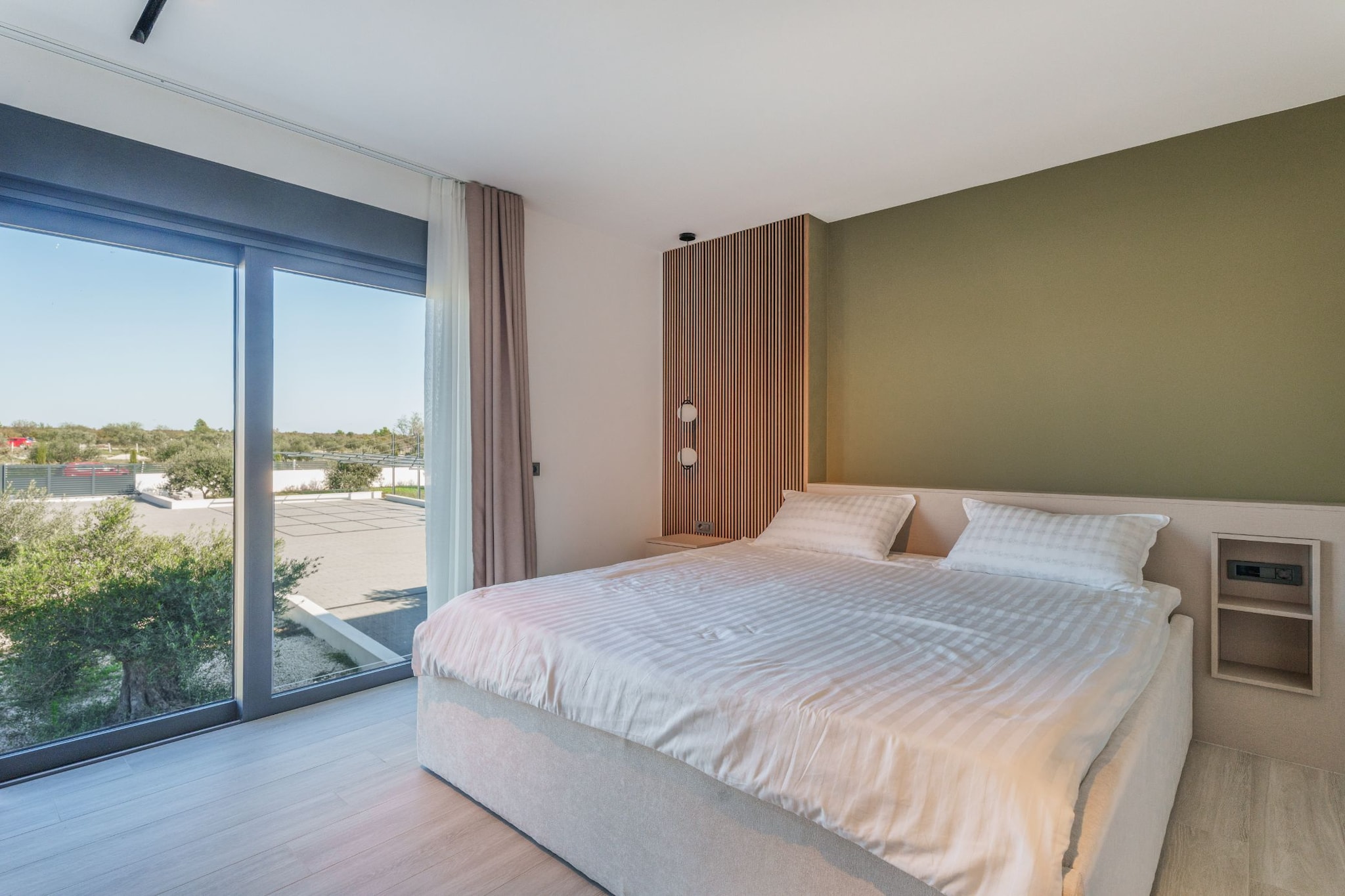 Villa Freedom - Five Bedroom House with Balcony-Schlafzimmer