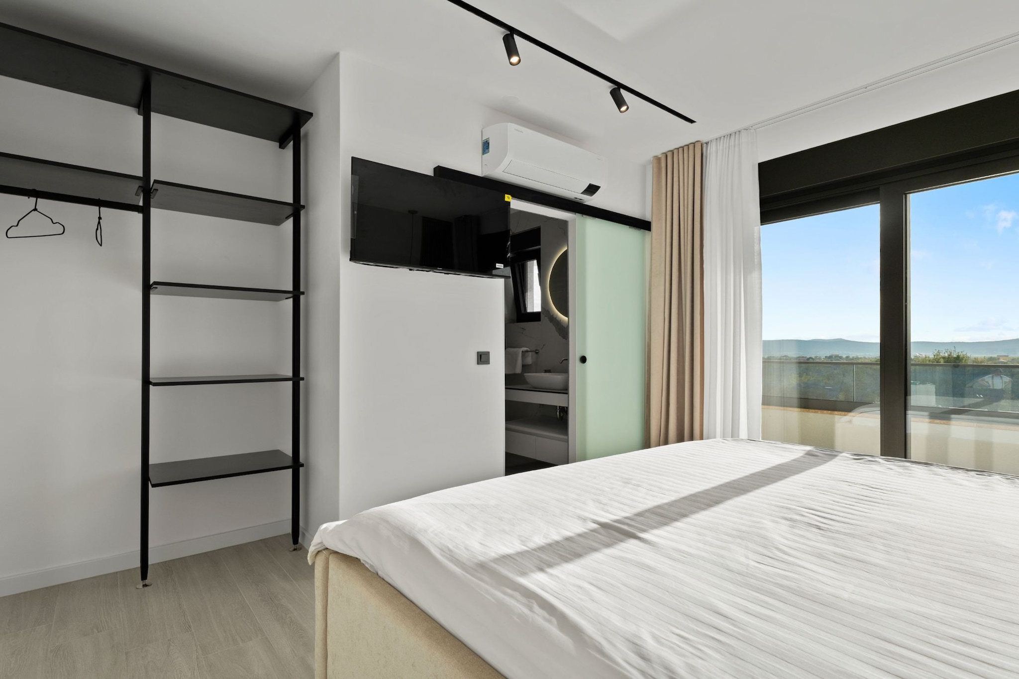 Villa Freedom - Five Bedroom House with Balcony-Schlafzimmer