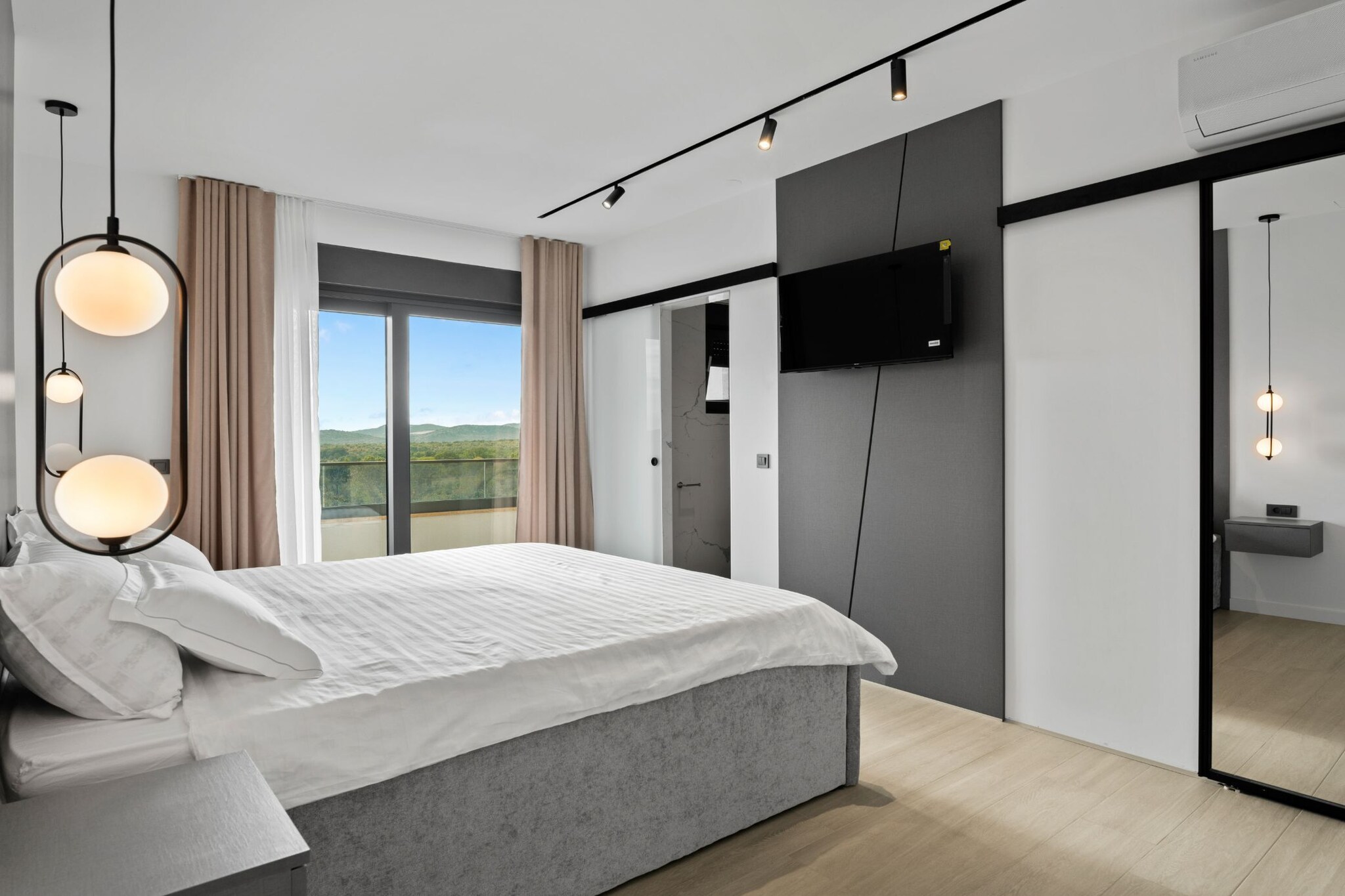 Villa Freedom - Five Bedroom House with Balcony-Schlafzimmer