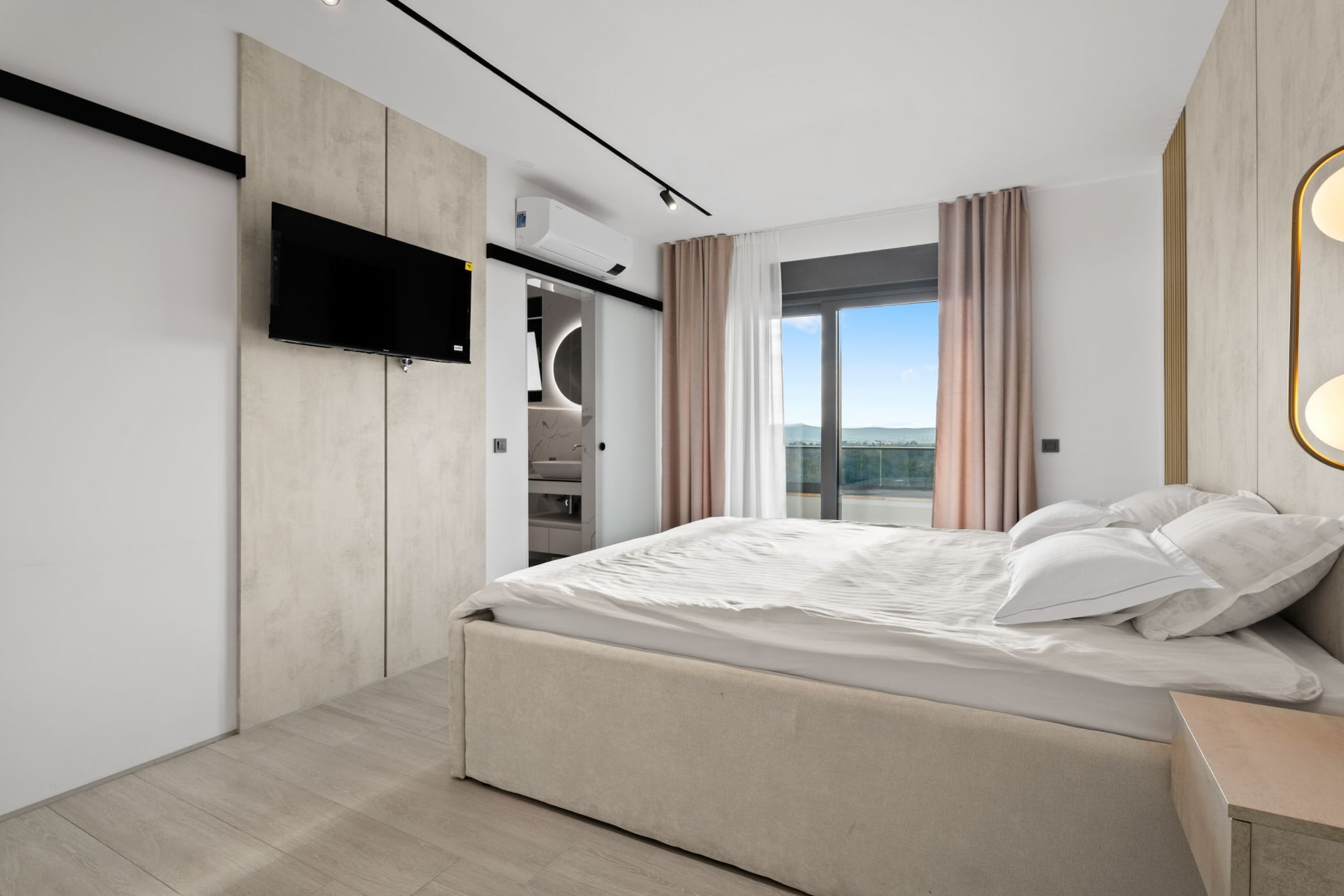 Villa Freedom - Five Bedroom House with Balcony-Schlafzimmer