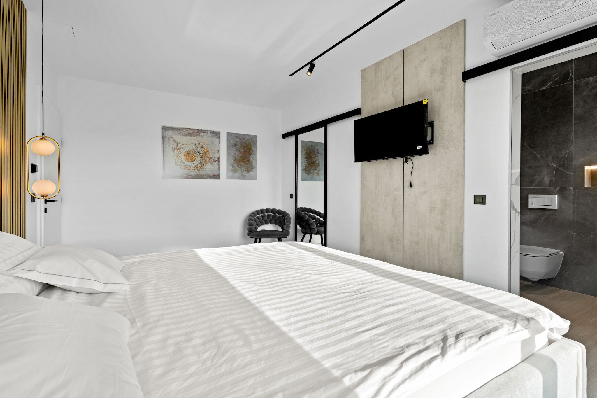 Villa Freedom - Five Bedroom House with Balcony-Schlafzimmer