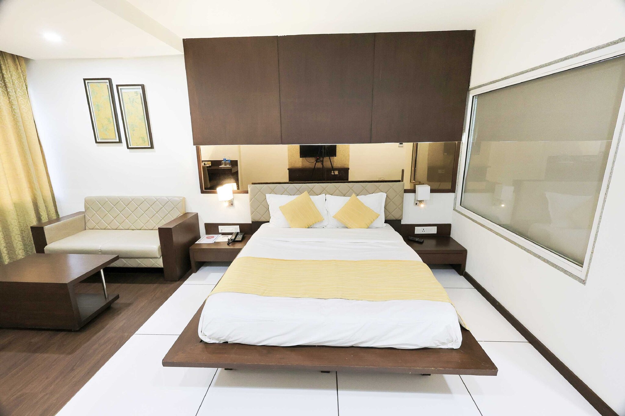 Ground floor: (Kitchen(electric kettle), bedroom(double bed, TV, bar, air conditioning, Laundry Package incl.), bathroom(shower, toilet, Towels incl.), seating area, bar, electric kettle, shower, washbasin, toilet, meetings, receptions, Towels/Sheets (Incl.), netflix, telephone, shampoo, hot water, Dedicated workspace)\n\nfitness equipment, lift