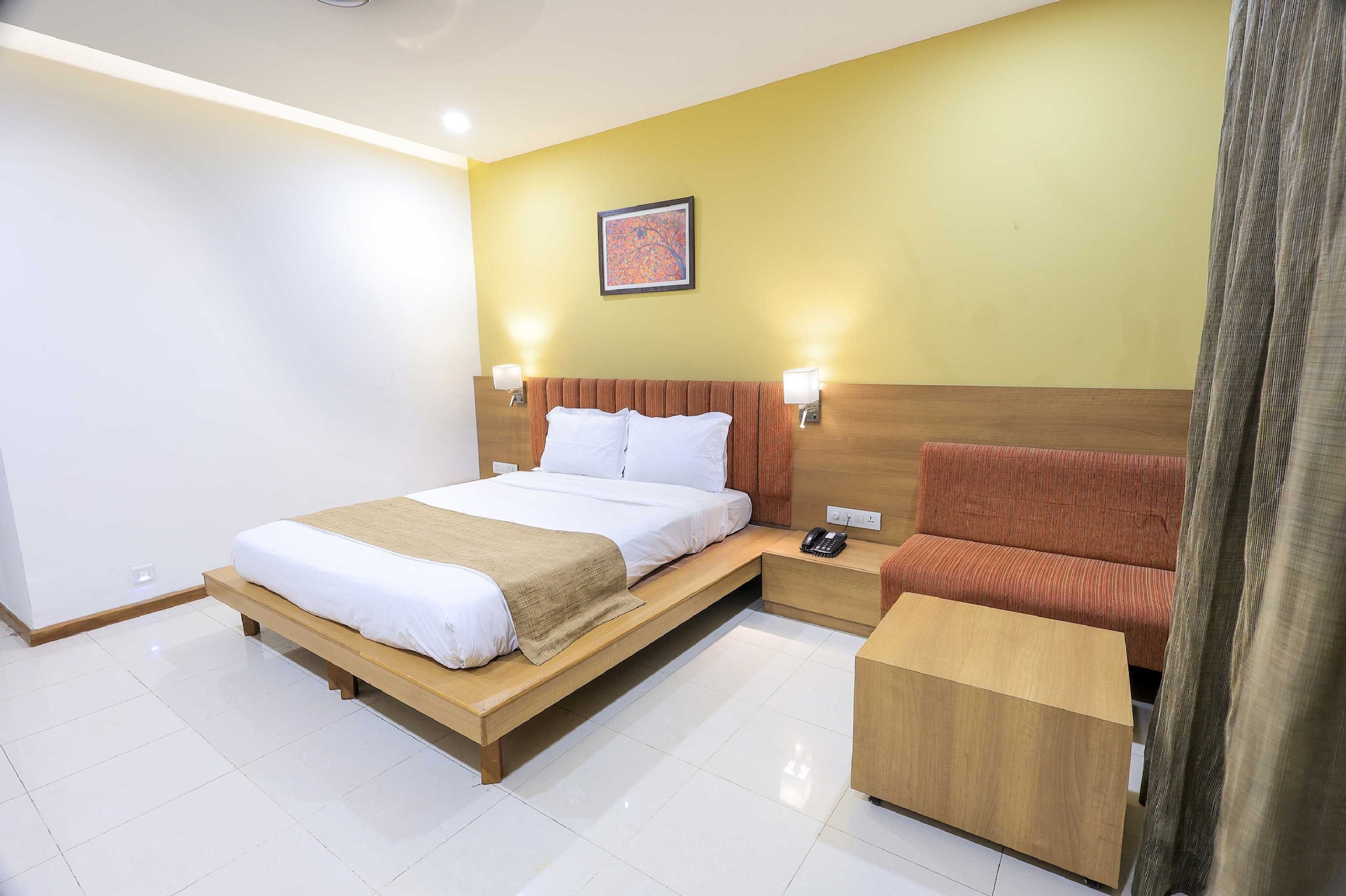 Ground floor: (Kitchen(electric kettle), bedroom(double bed, TV, bar, air conditioning, Laundry Package incl.), bathroom(shower, toilet, Towels incl.), seating area, bar, electric kettle, shower, washbasin, toilet, meetings, receptions, Towels/Sheets (Incl.), netflix, telephone, shampoo, hot water, Dedicated workspace)\n\nfitness equipment, lift